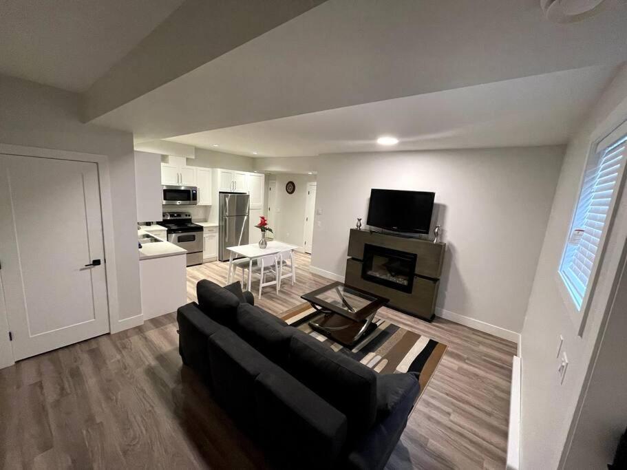 2 Bedroom Basement Suite With Kitchen and Laundry