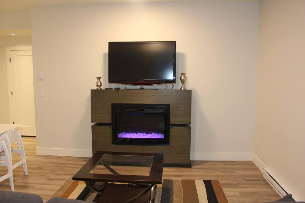 2 Bedroom Basement Suite With Kitchen and Laundry