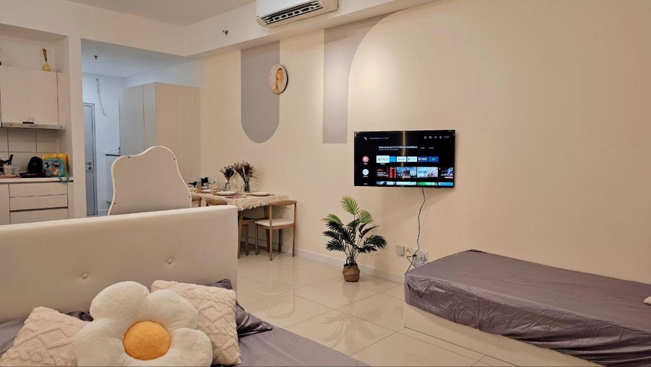 KLCC view Balcony 4pax Chambers Suites KL City