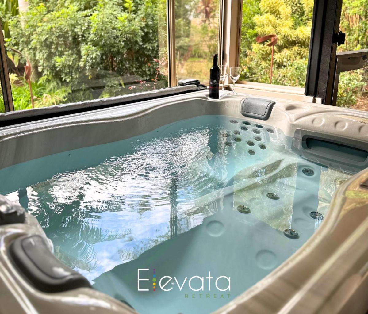 Elevata Villa Montville - Magnesium Spa & Fireplace set in a Lush Tropical Garden