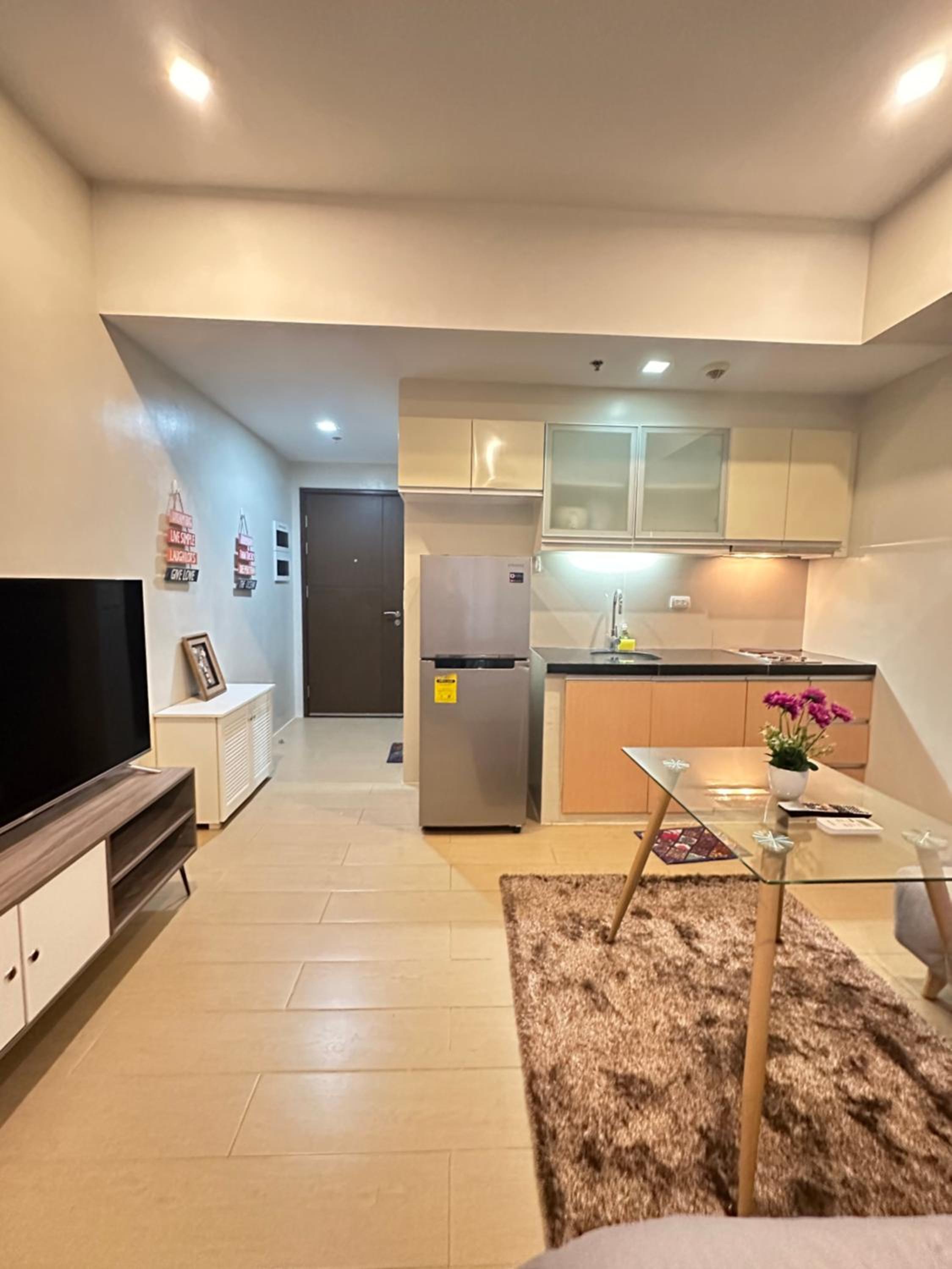 EJ's Staycation 4th F with 200mbps Wi-Fi and NETFLIX