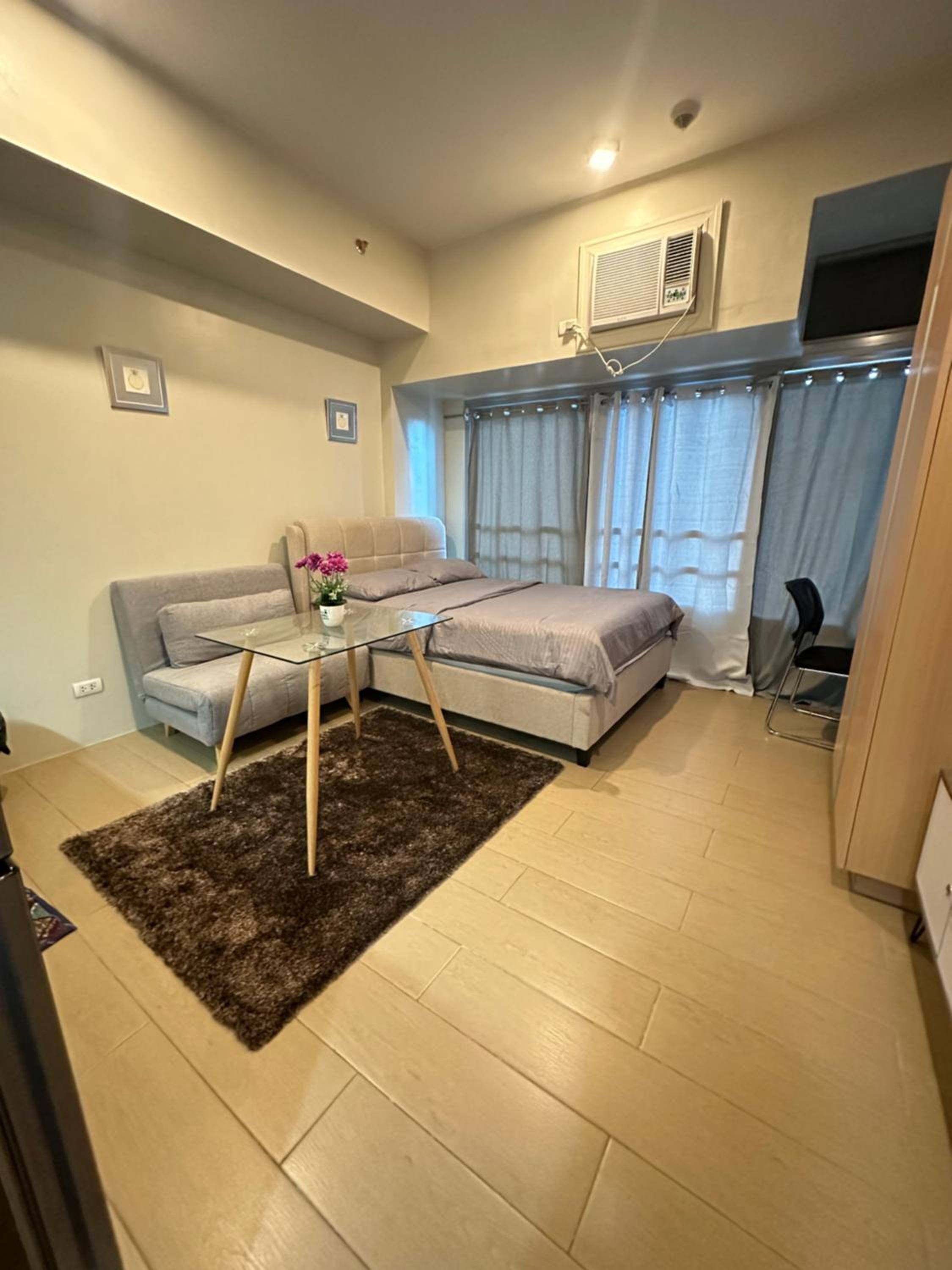 EJ's Staycation 4th F with 200mbps Wi-Fi and NETFLIX
