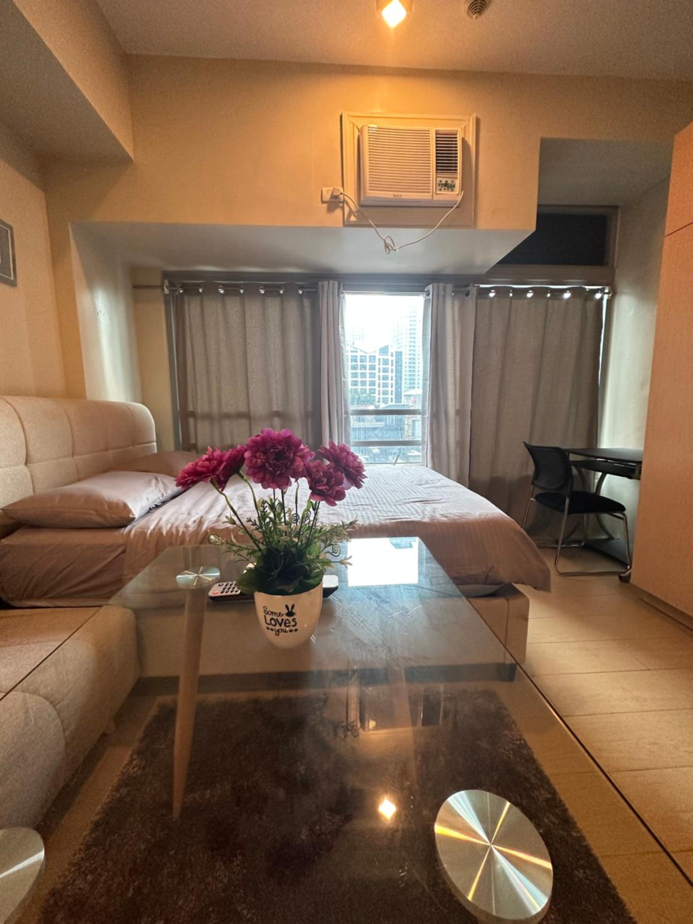 EJ's Staycation 4th F with 200mbps Wi-Fi and NETFLIX