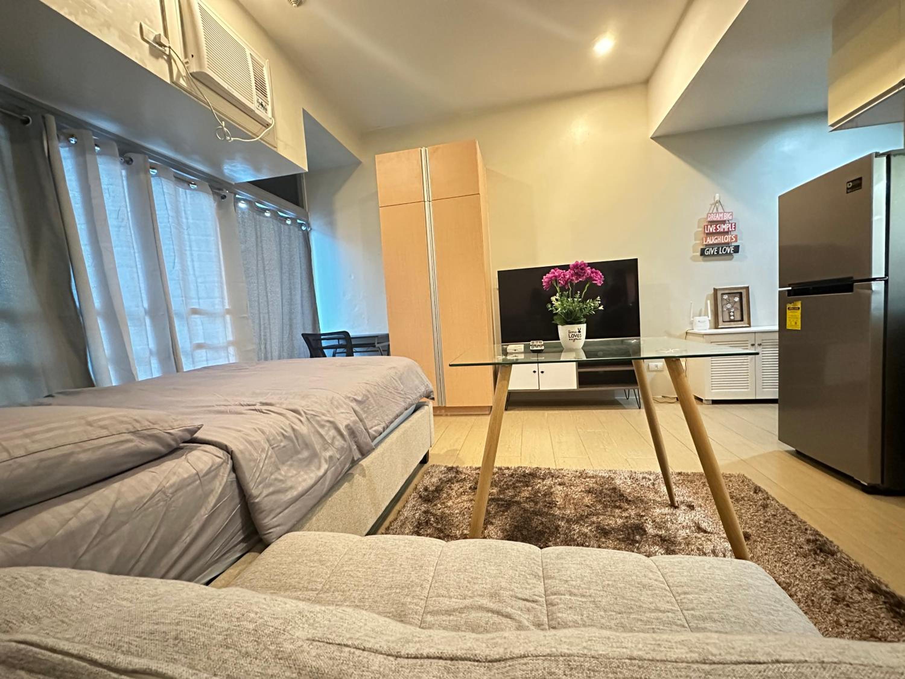 EJ's Staycation 4th F with 200mbps Wi-Fi and NETFLIX