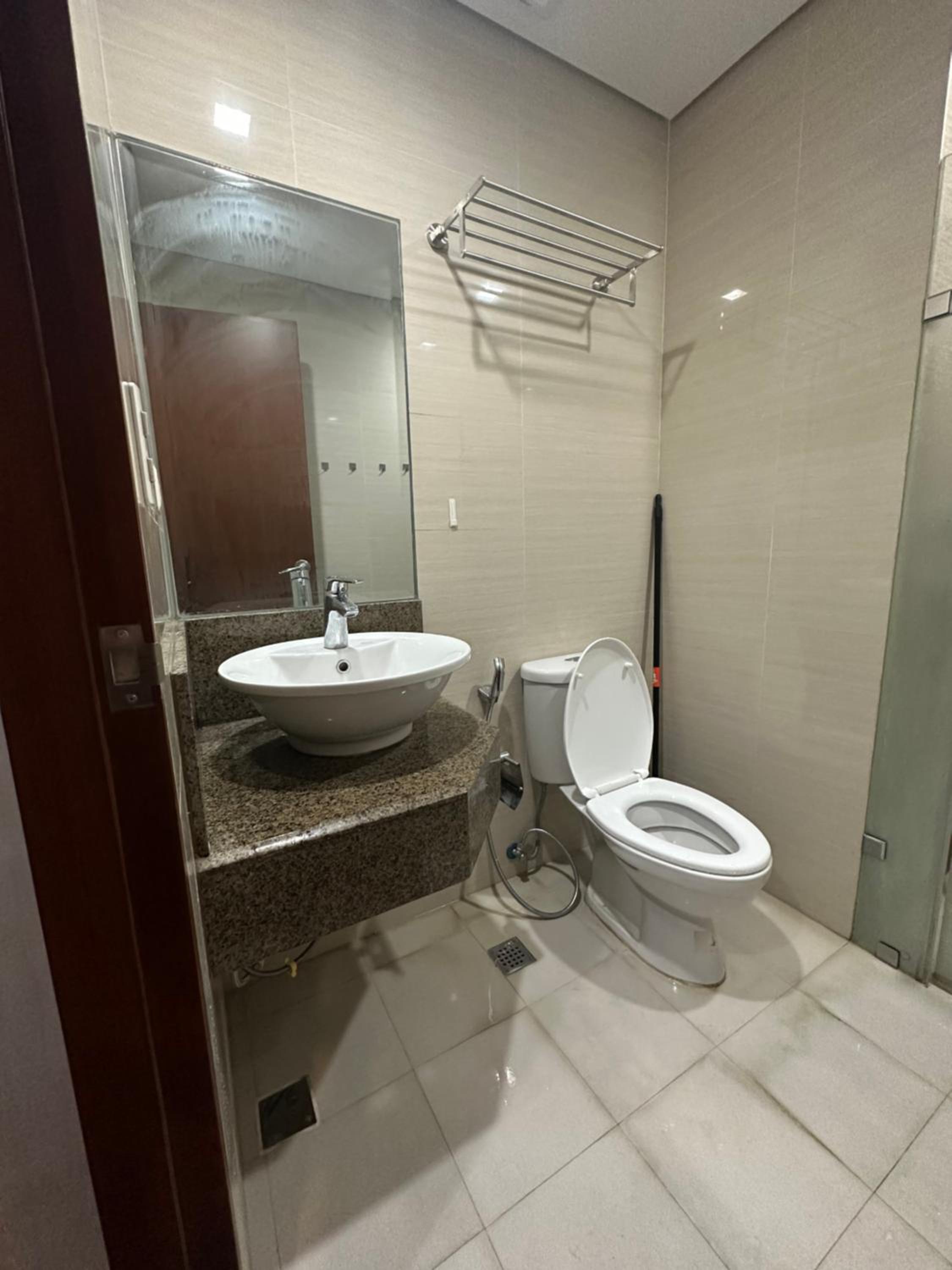 EJ's Staycation 4th F with 200mbps Wi-Fi and NETFLIX