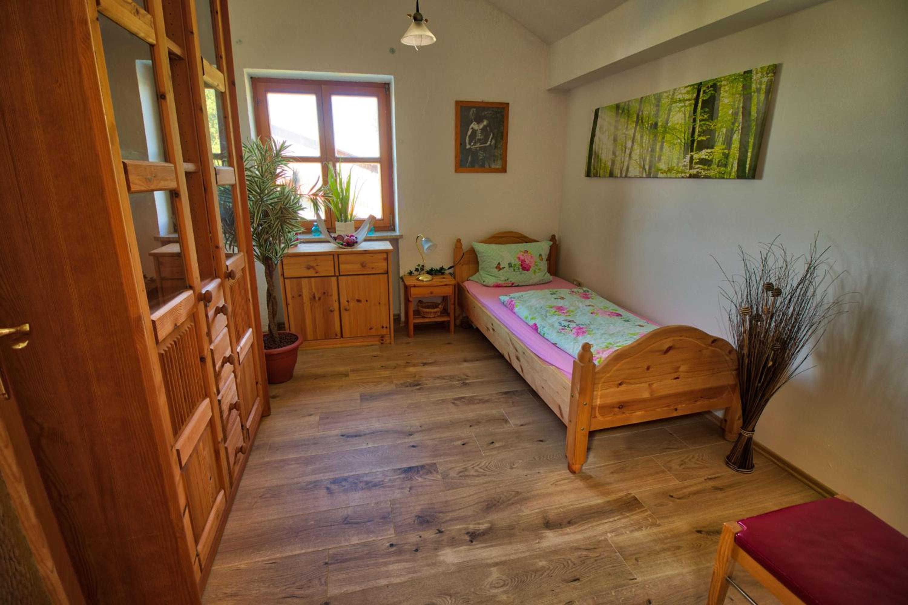 Ferienwohnung-auf-dem-Bauernhof-fuer-4-oder-5-Personen-im-Herzen-Niederbayerns