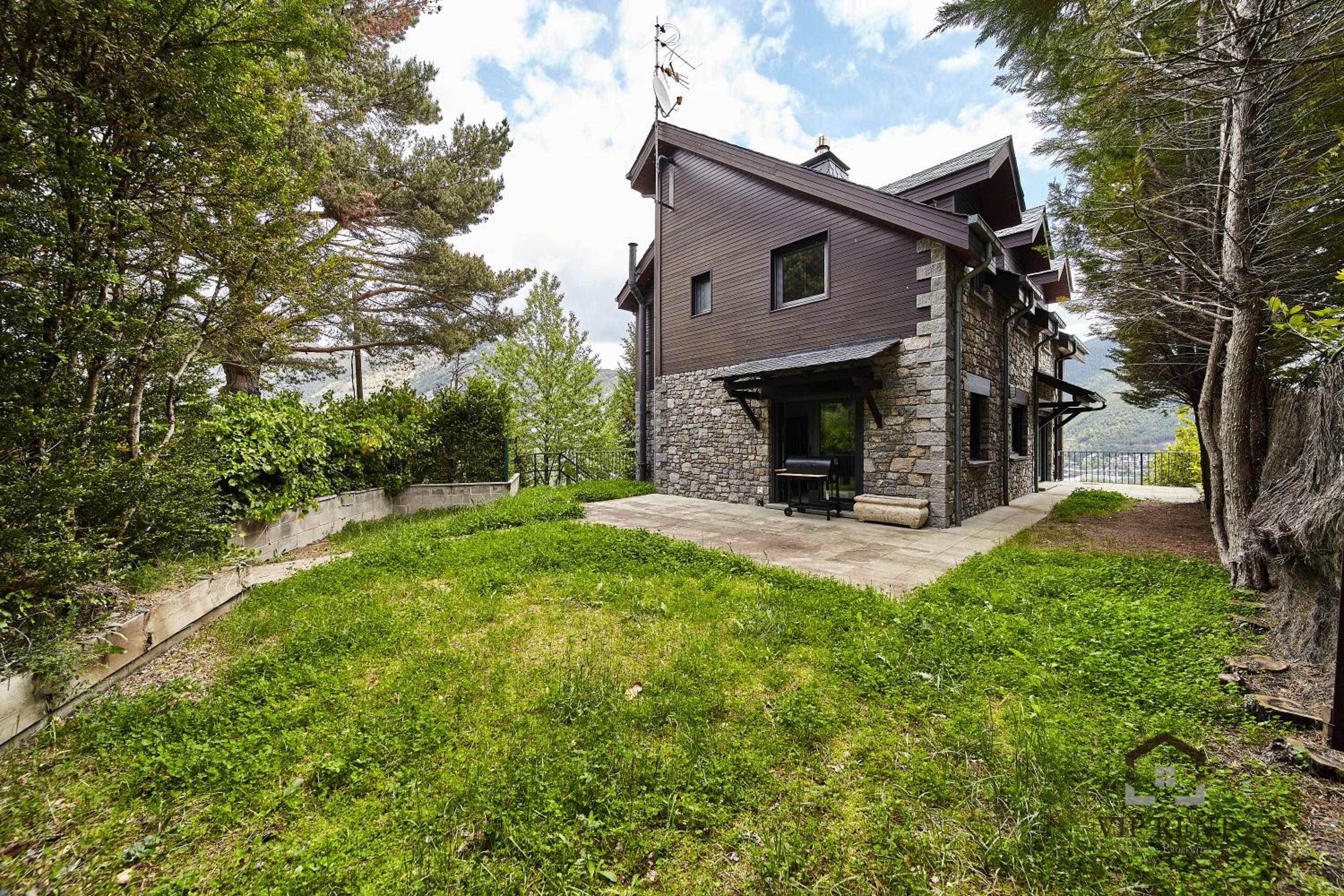 Chalet el Salze lujo con jardin y vistas en la Massana