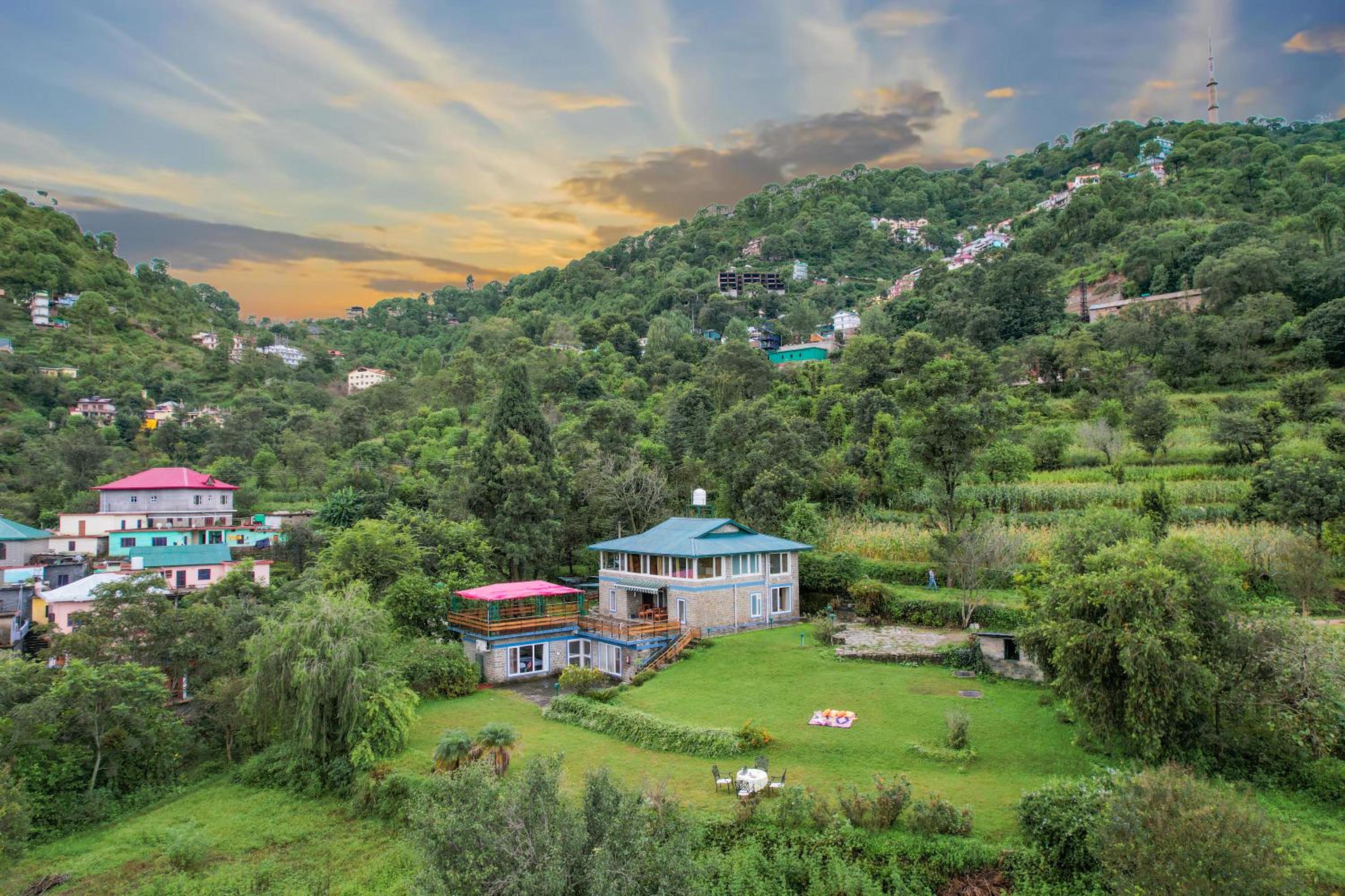 SaffronStays Kasauli Estate Royalty - 5BR Heritage Home with Lawn view 3