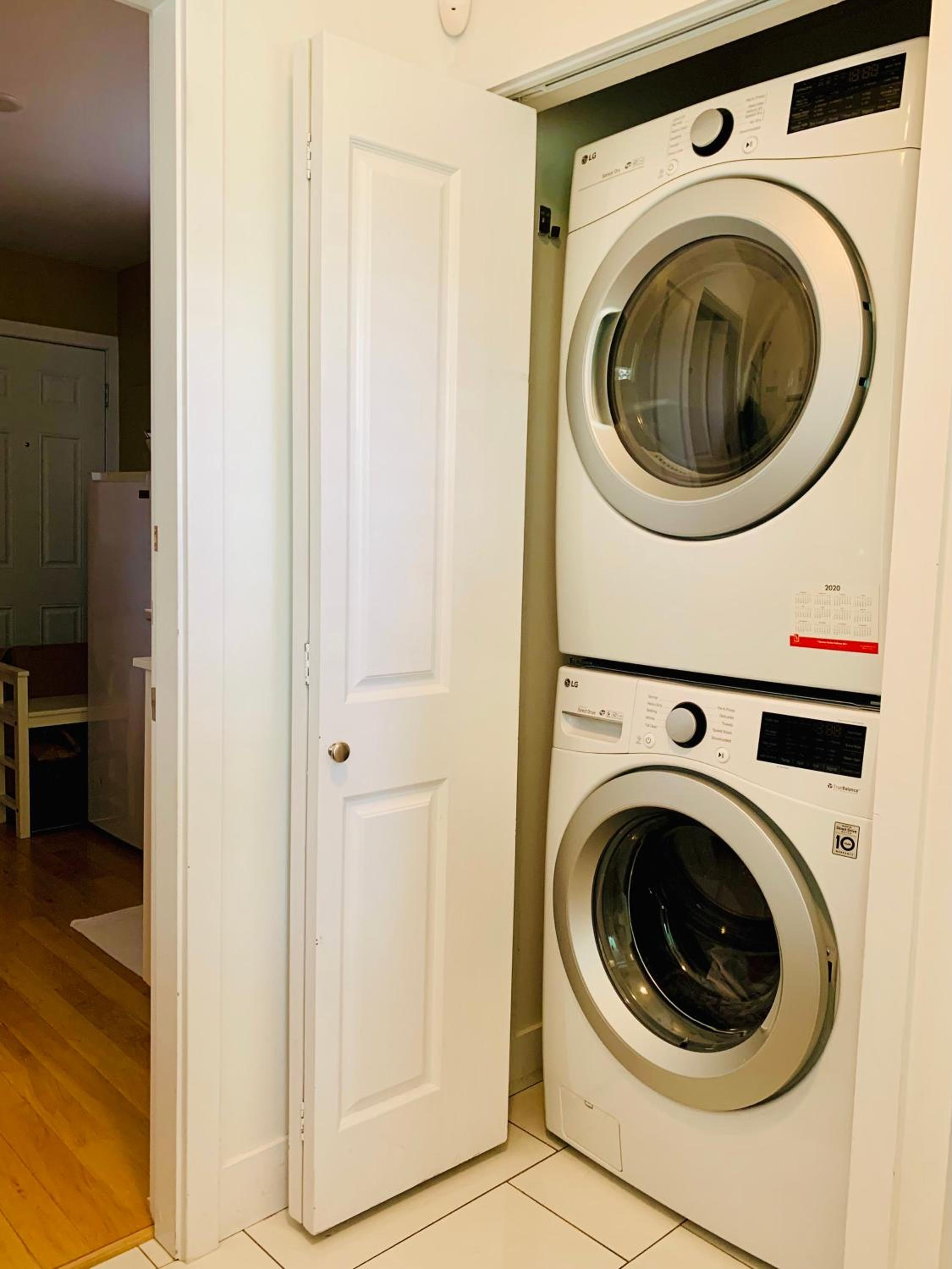 Private Guest Suite 10mins to Downtown - King Bed - Bathtub - Free Parking