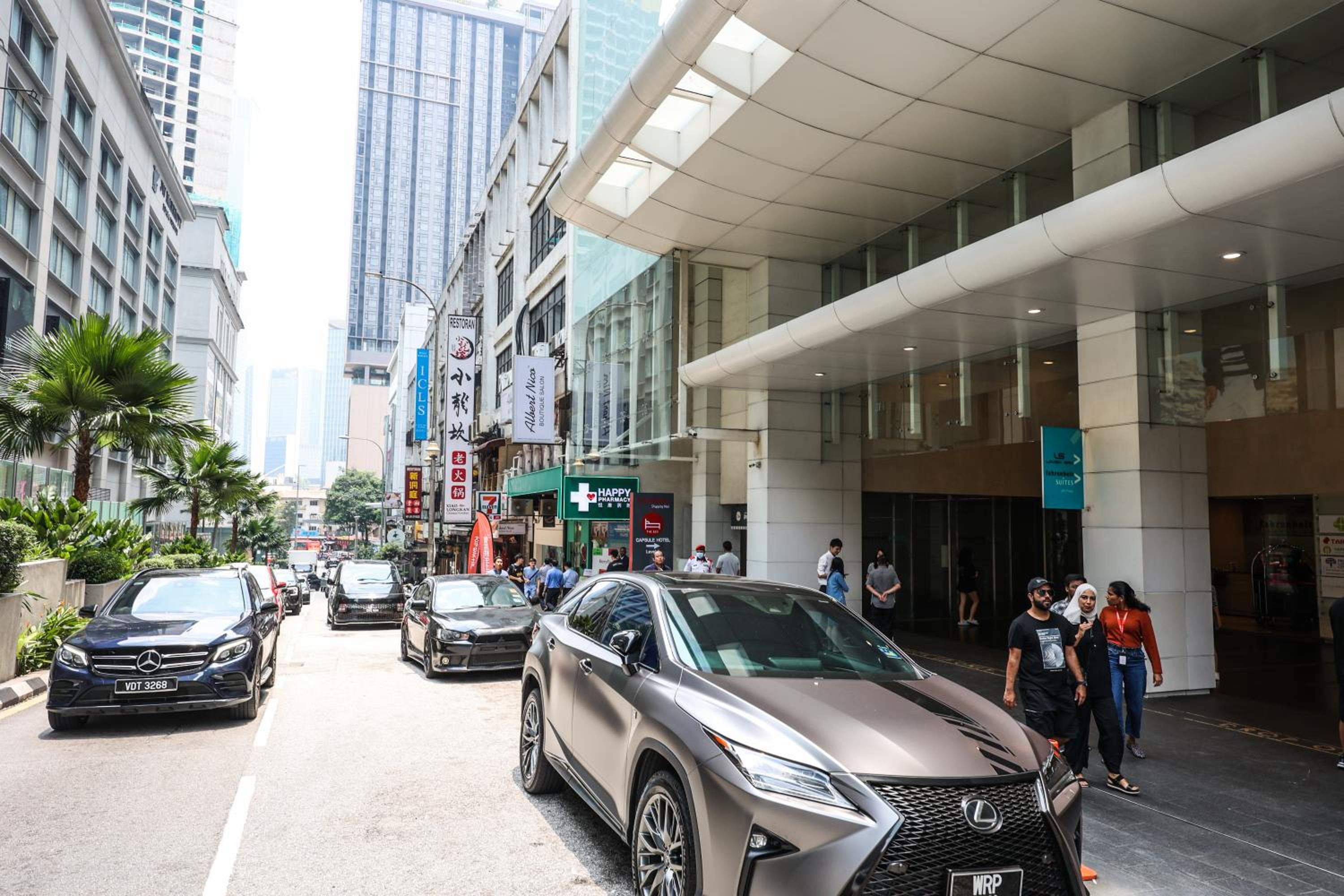 5 sec to Pavilion Mall 16-23 People Fahrenheit Suites 88 Jalan Bukit Bintang
