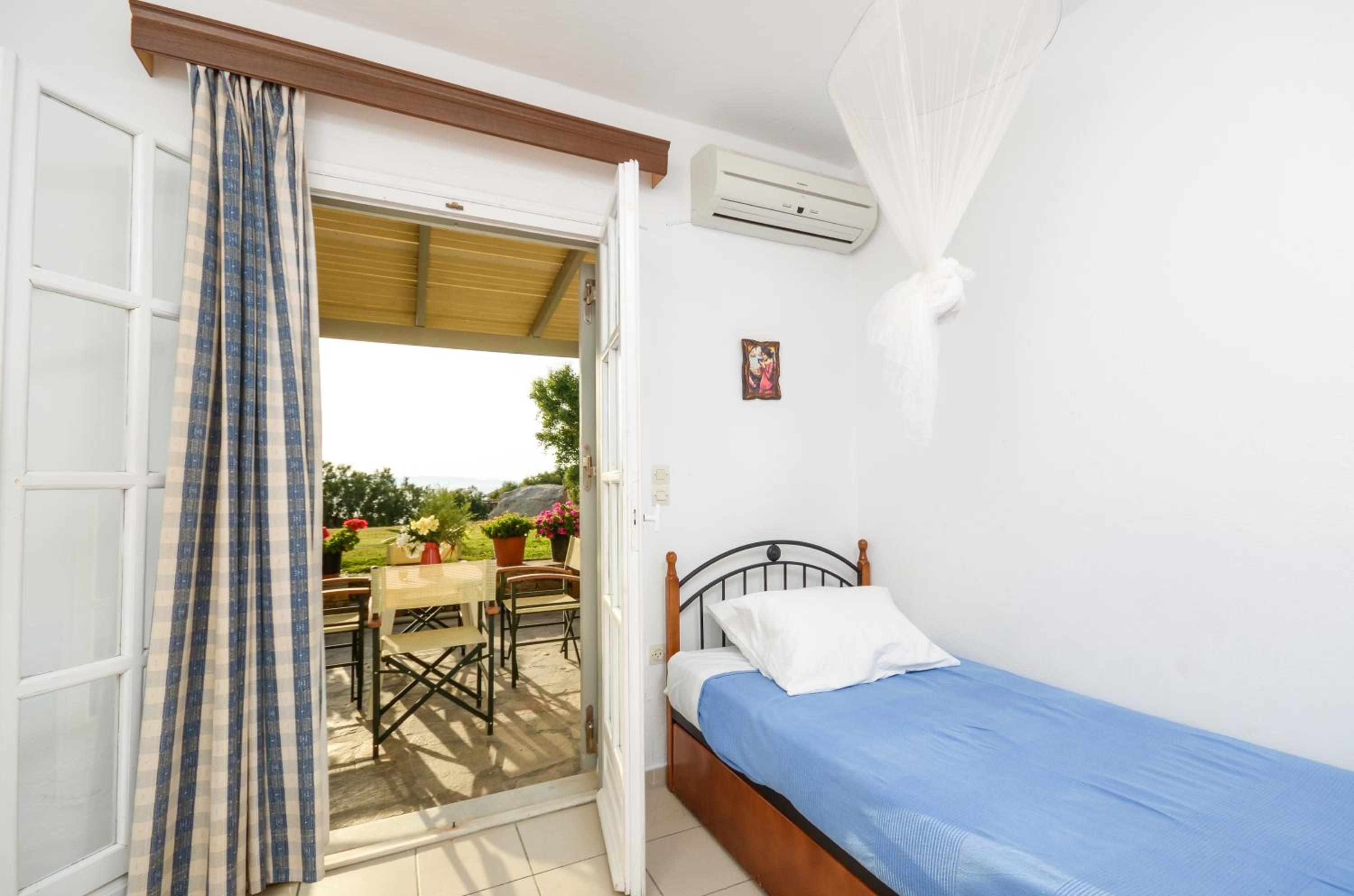 Ydreos Studios & Apartments