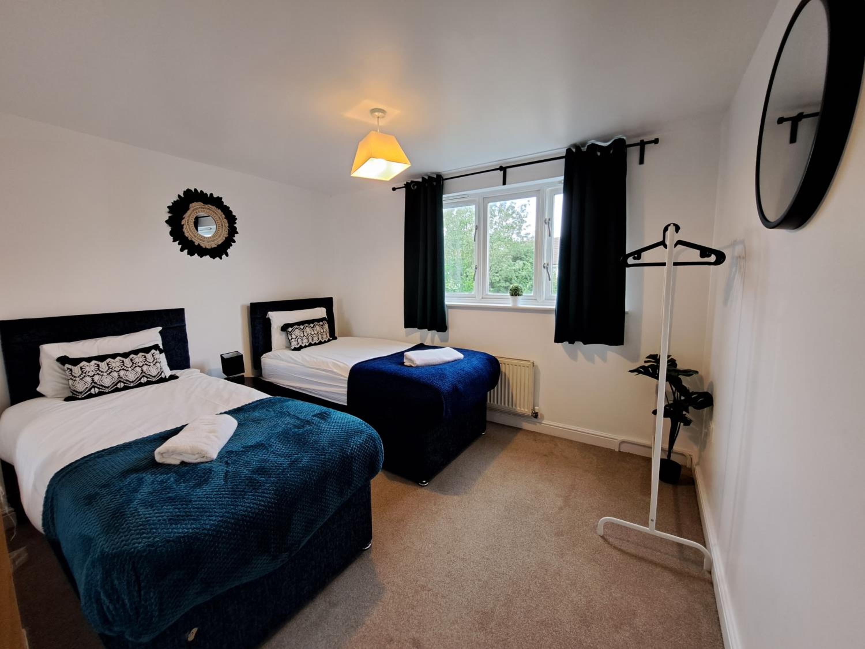 Spacious 5BR House 3 Bathrooms ideal for CONTRACTORS free PARKING view 4