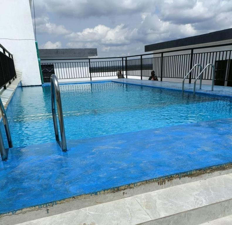 STAYREST Tours and Travel 3 bedroom Apartments in Kilimani Nairobi with rooftop pool view 3