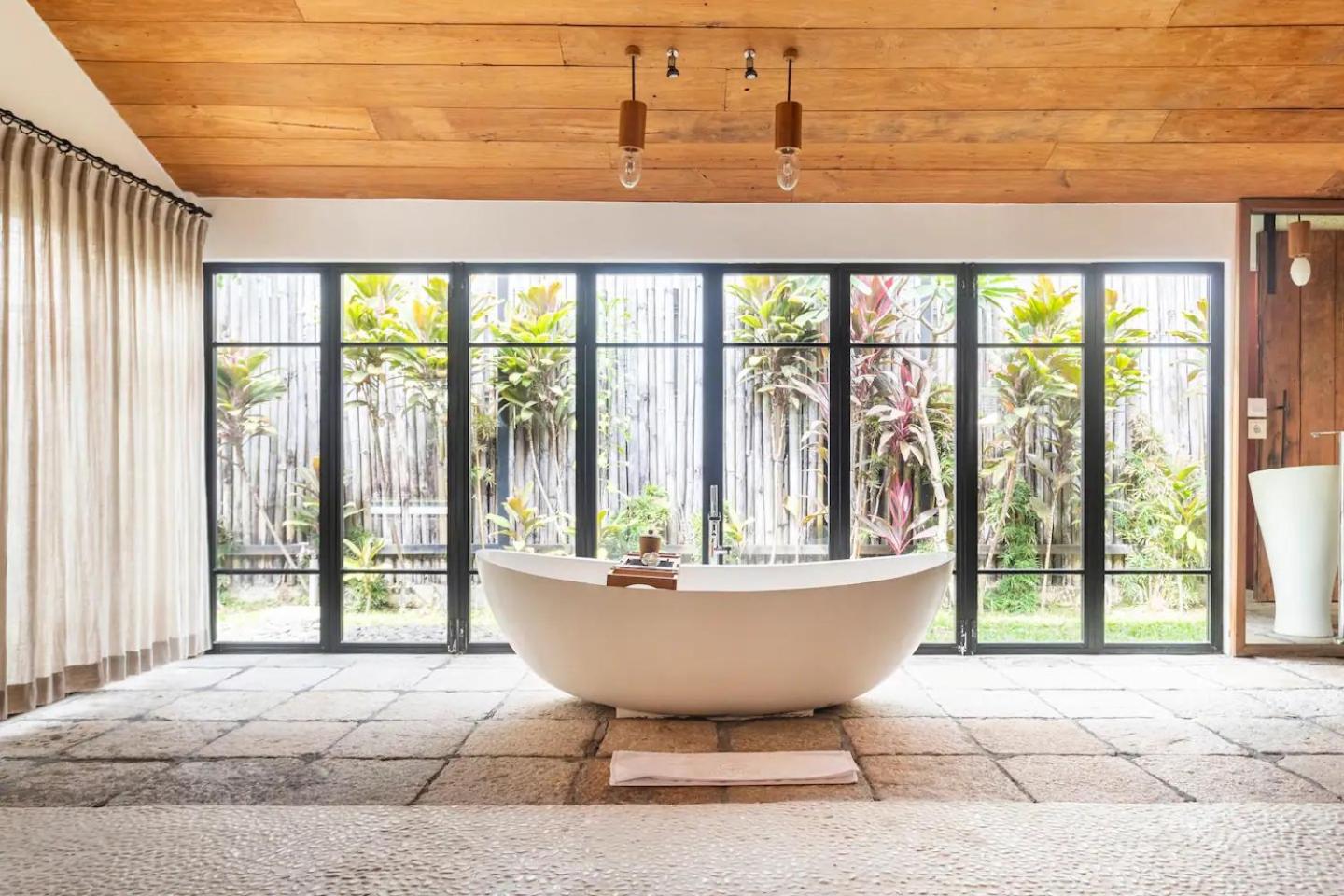Spacious 5BR Villa with Pool, Perfect for Families & Groups view 3