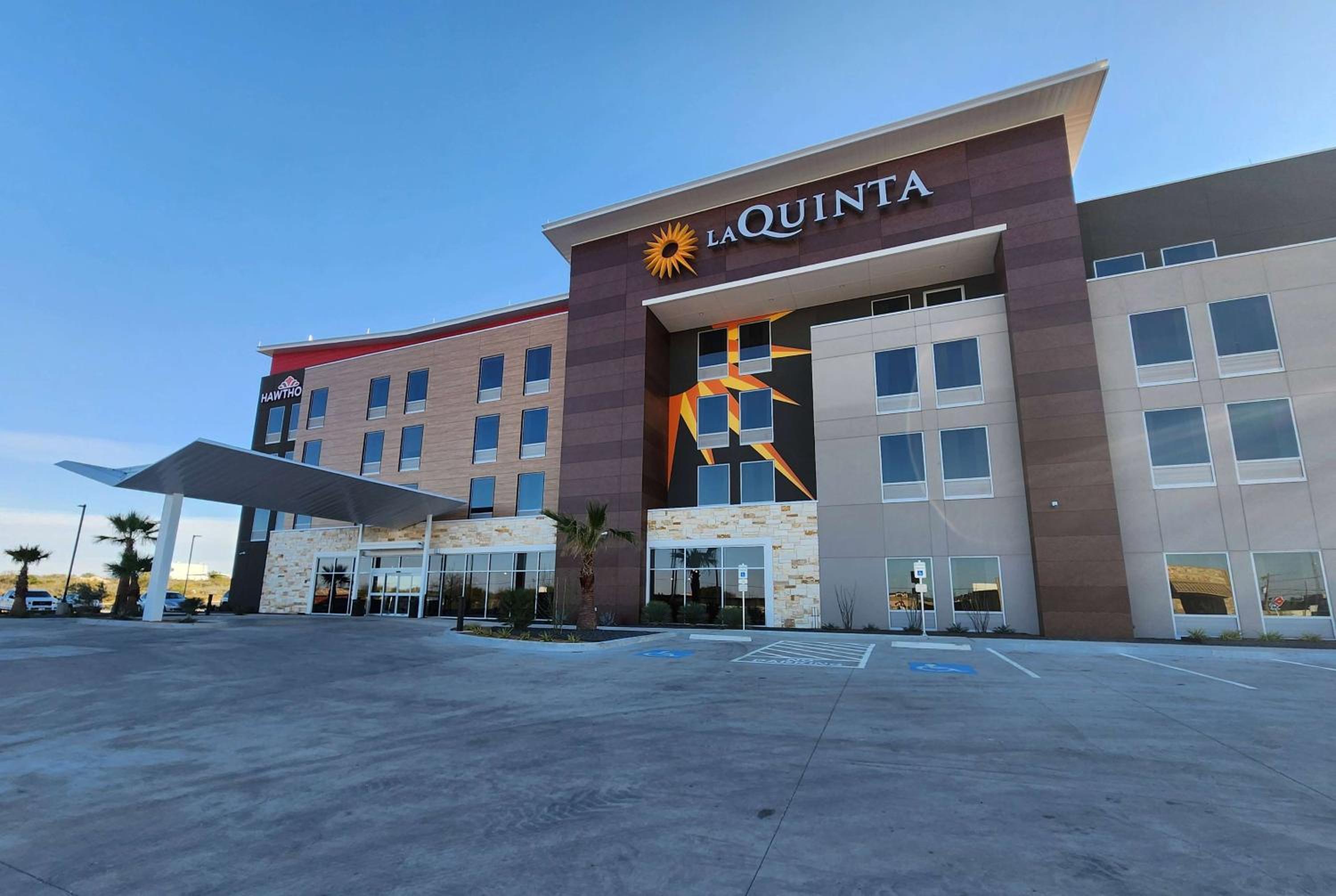 Del Rio Vacations - La Quinta Inn  Suites by Wyndham Del Rio - Property Image 1