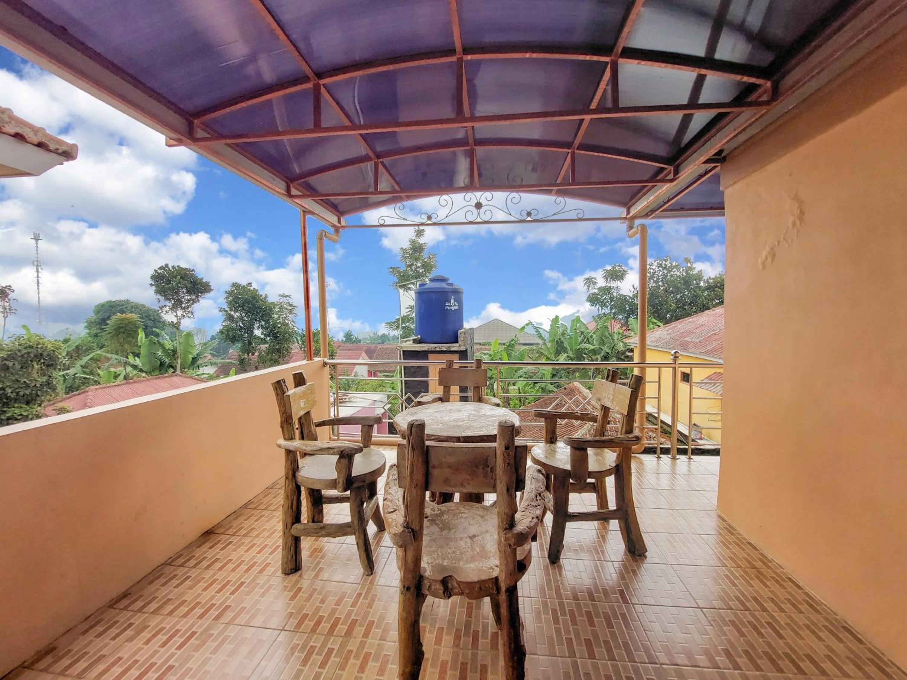 Villa Samsu by Puncak Holiday view 4