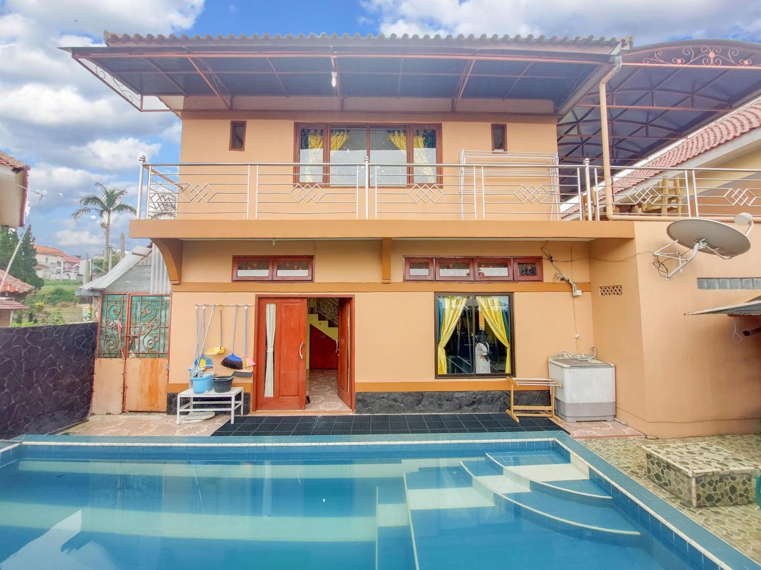 Villa Samsu by Puncak Holiday view 3