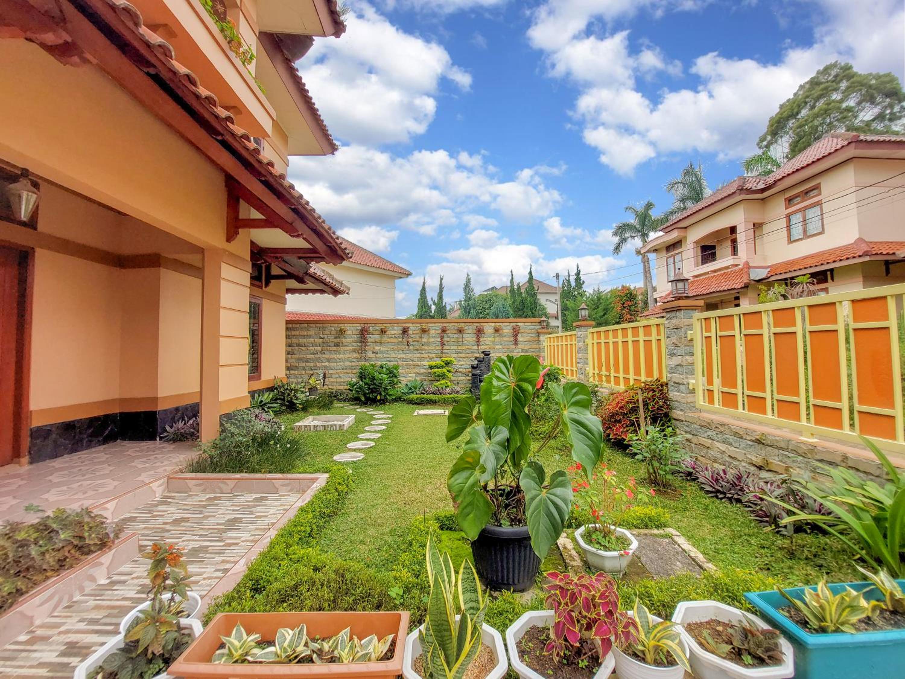 Villa Samsu by Puncak Holiday view 5
