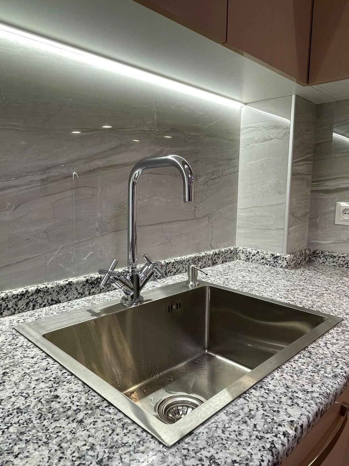 140m from the Opera House - Modern Apartment (2 bathrooms)