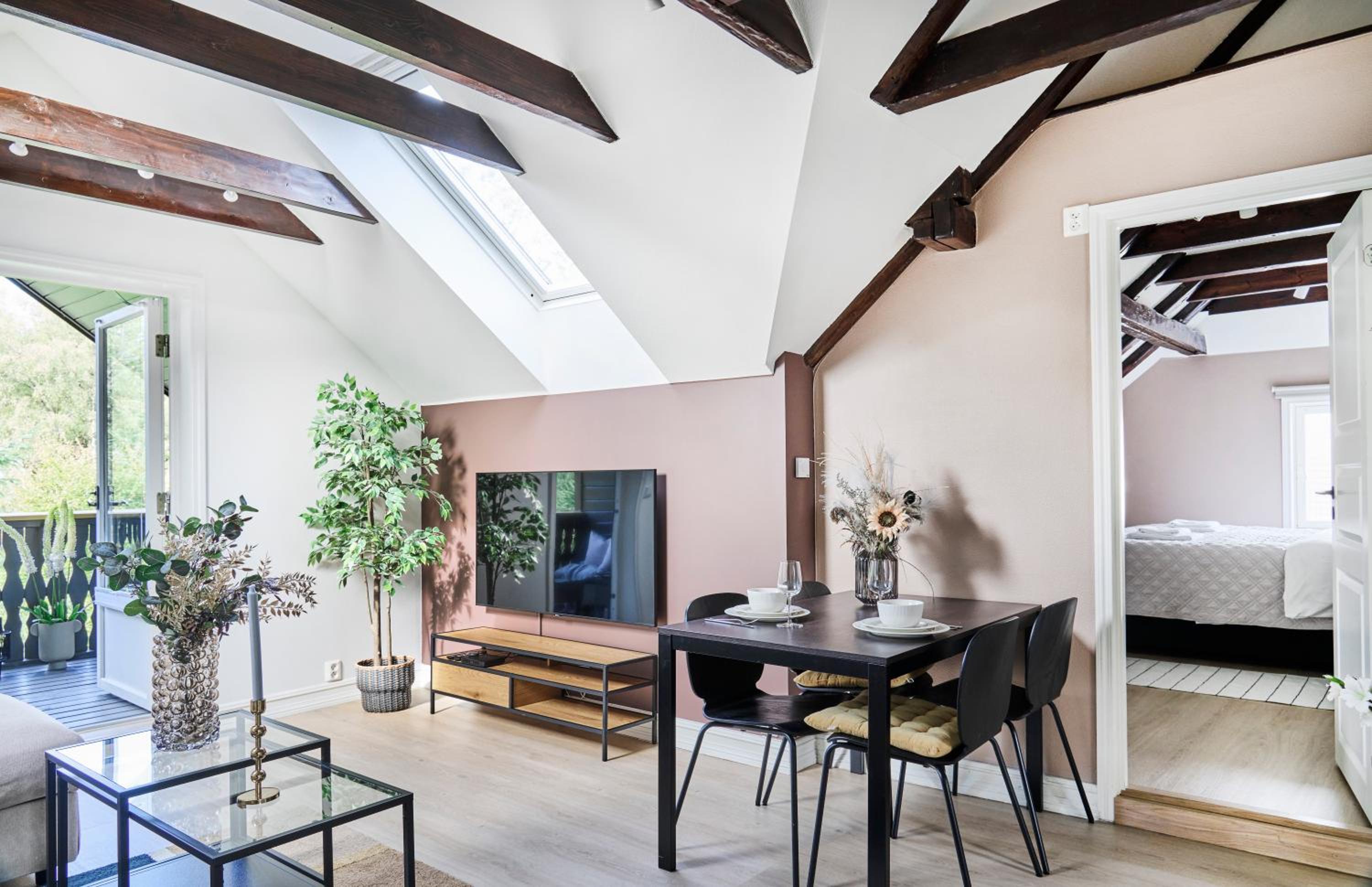 Hotel Queen's Cave By Staysville - Image 1