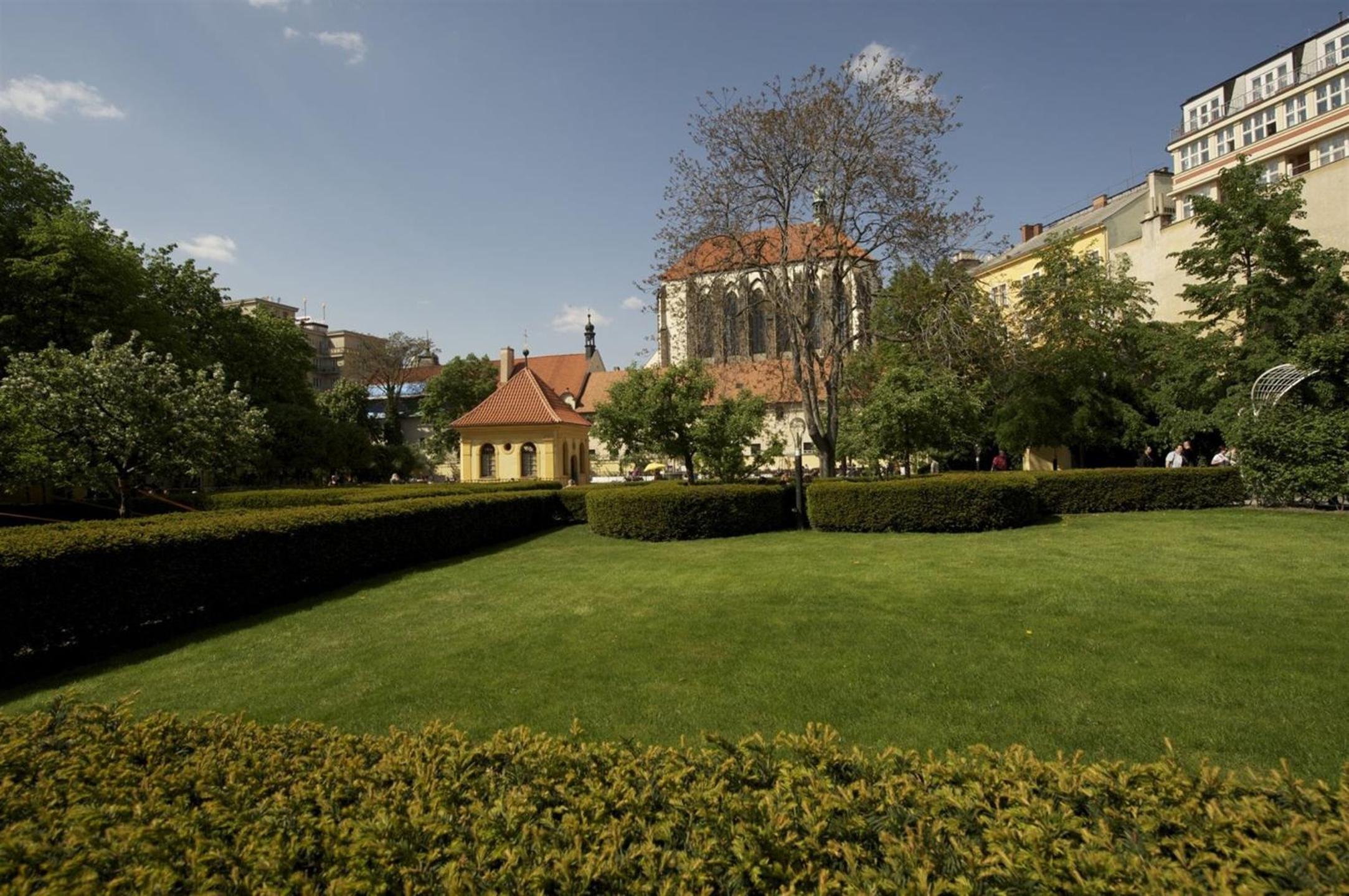 Spacious 3-bedrooms apartment near Karlin Square
