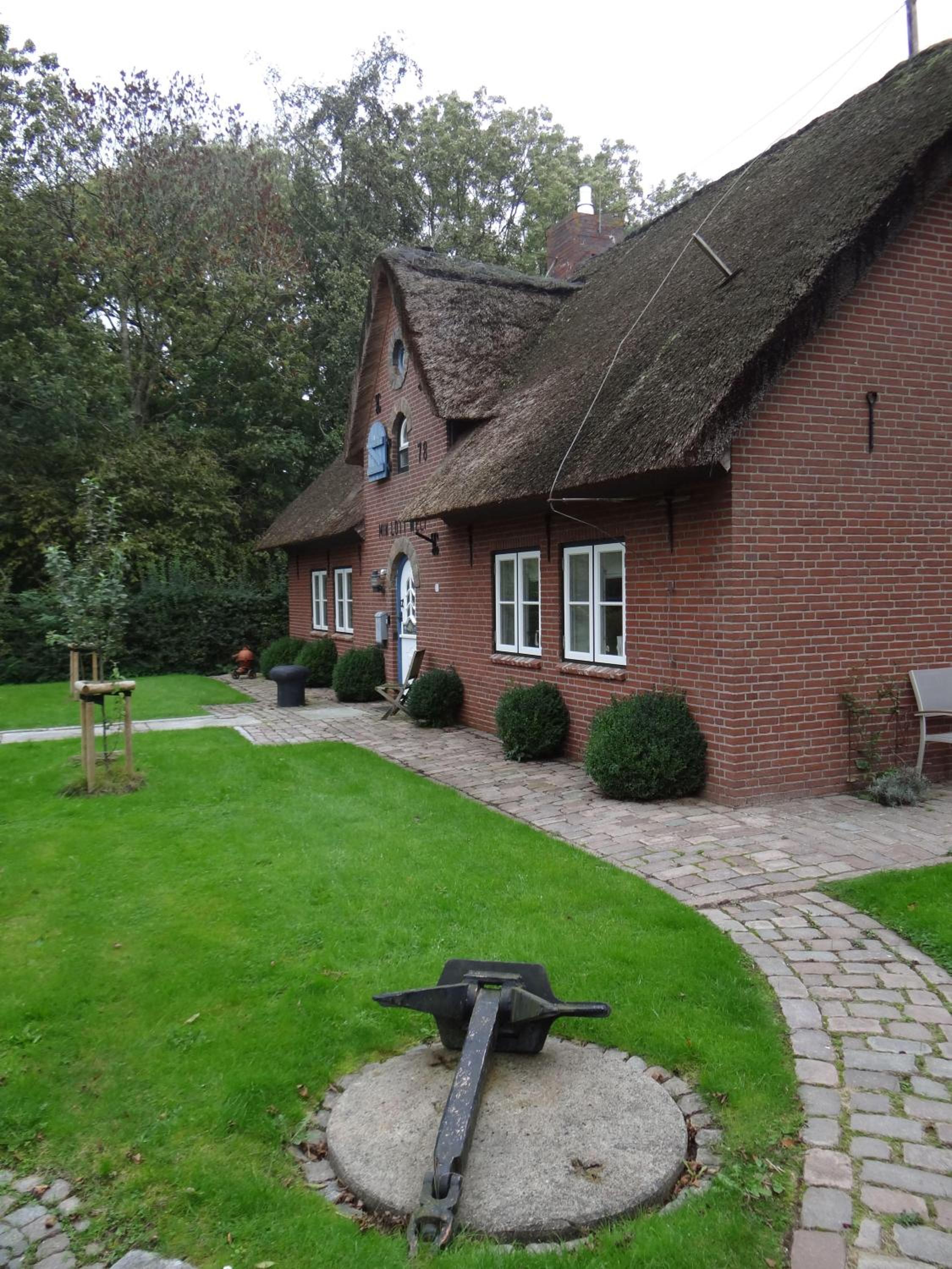 Ferienwohnung-DG-im-Reetdachhaus-im-Ort-Welt