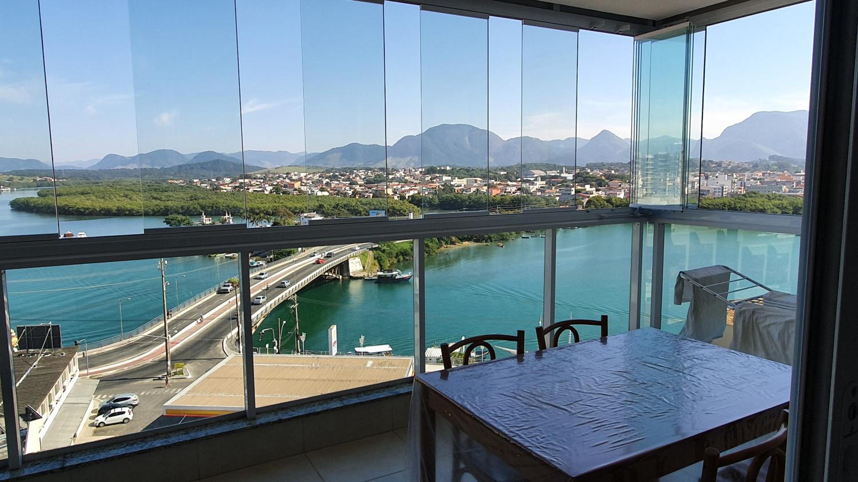 Apt com dois quartos, novo, centro de Guarapari! Varanda gourmet com vista mar, churrasqueira, Smart TV, Wi-Fi 200 MB, Lavadora de roupas e Garagem privati