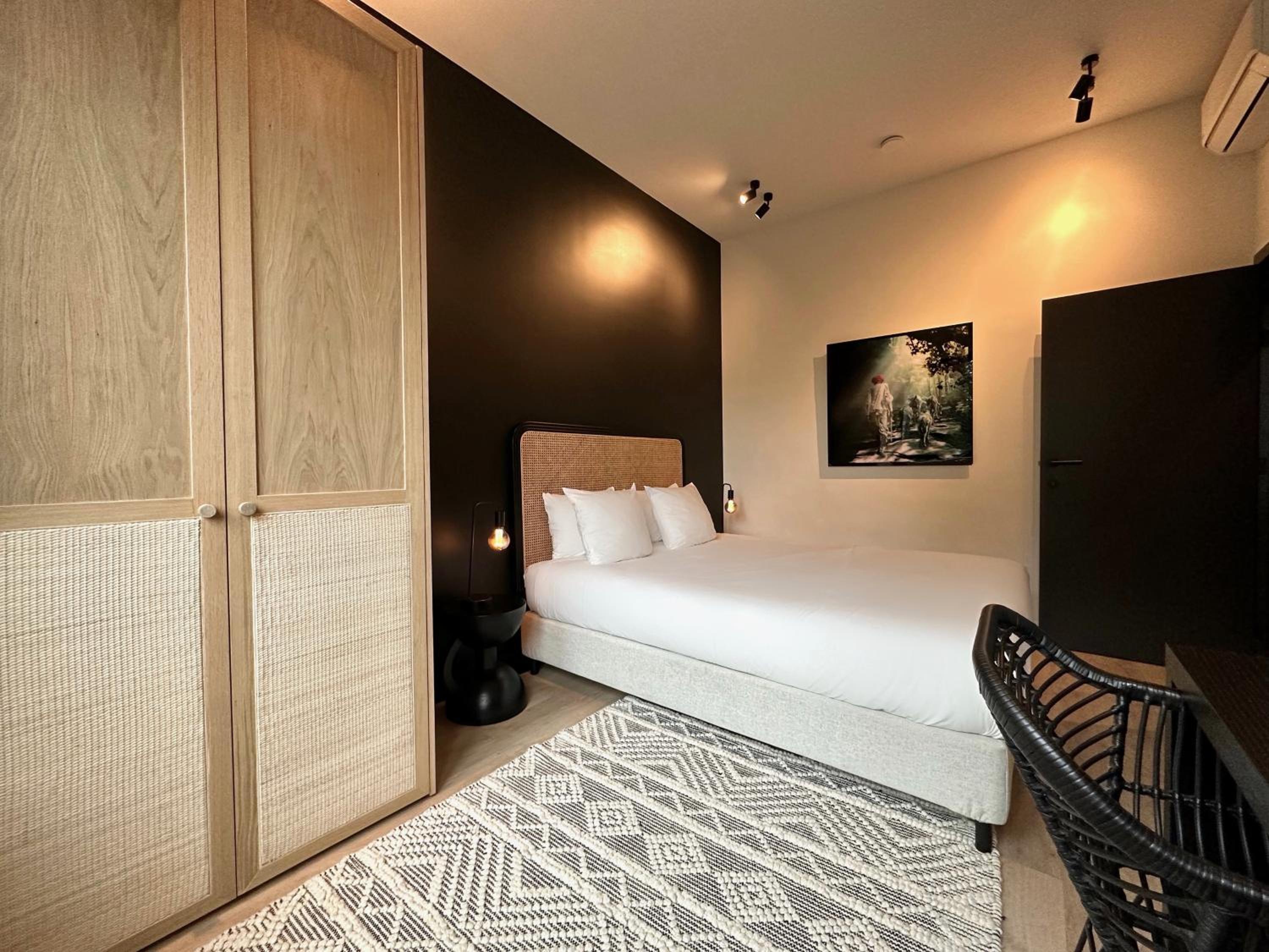 Historic 3 Bedroom Art-Nouveau Apartment with Airconditioning - Walk to Station Gent Sint-Pieters & Close to City Centre