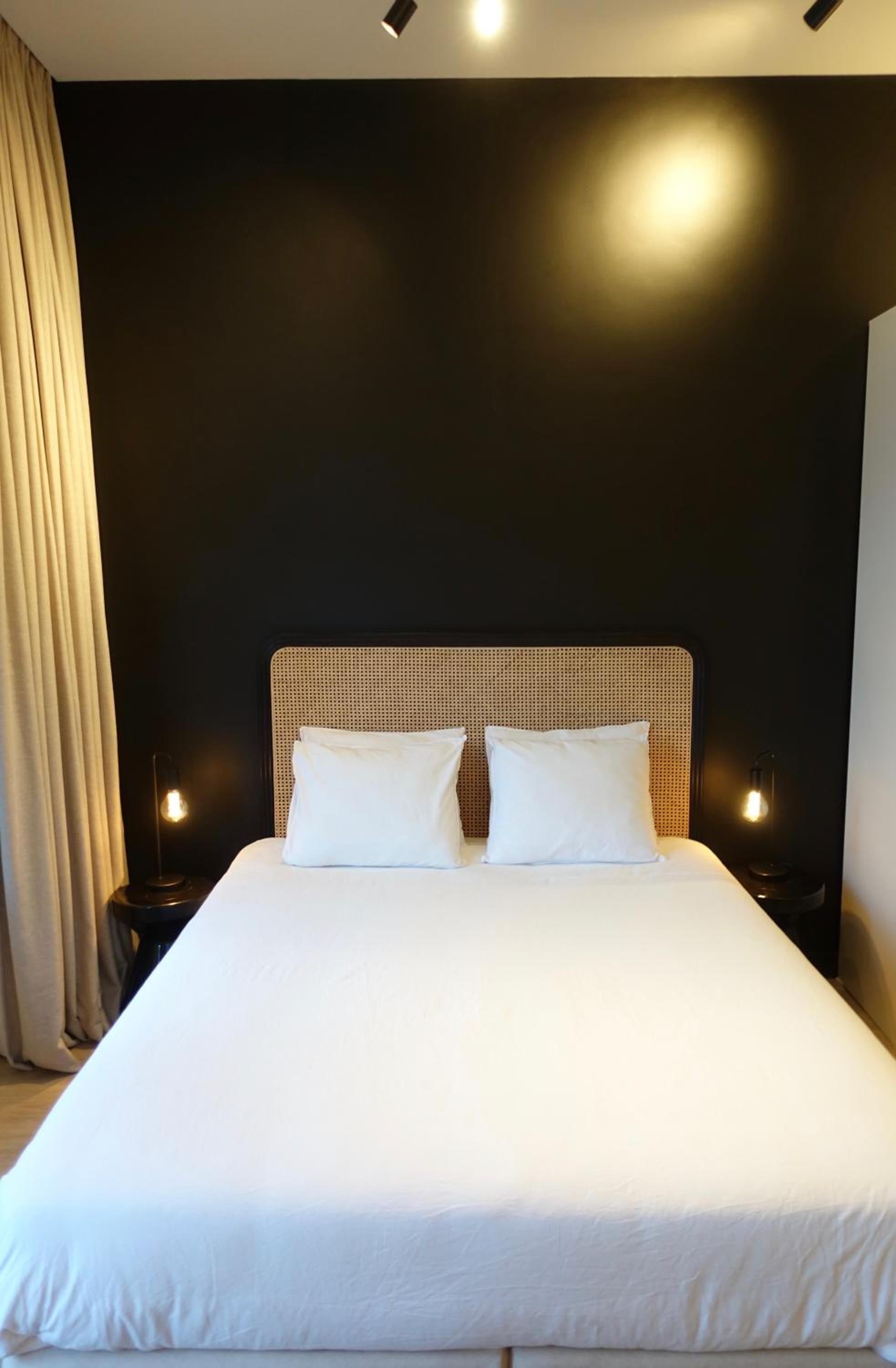 Historic 3 Bedroom Art-Nouveau Apartment with Airconditioning - Walk to Station Gent Sint-Pieters & Close to City Centre