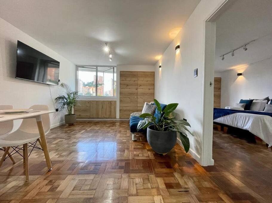 Modern apartment-1 block from El Poblado park