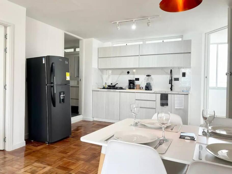 Modern apartment-1 block from El Poblado park