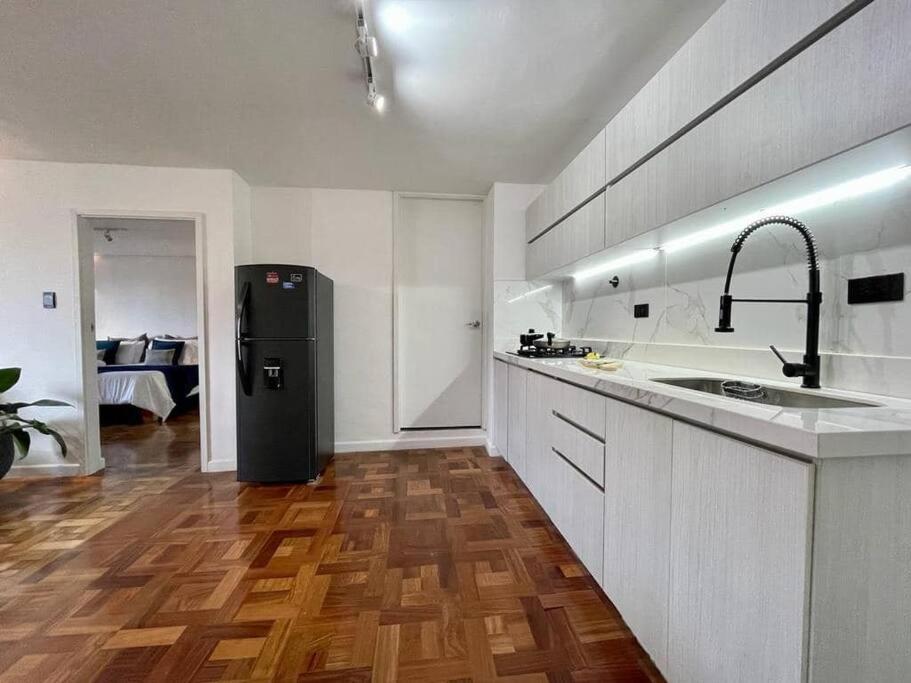 Modern apartment-1 block from El Poblado park