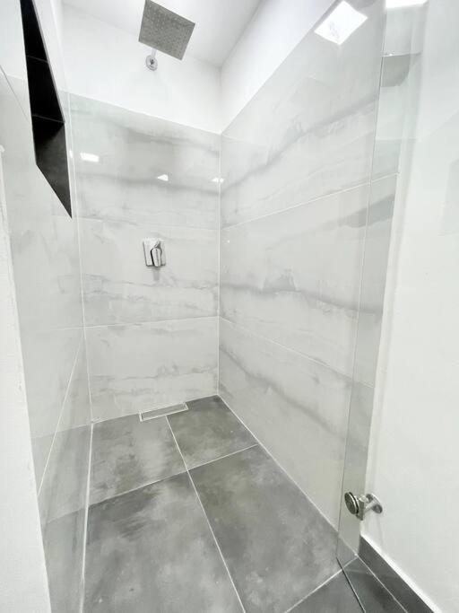 Modern apartment-1 block from El Poblado park