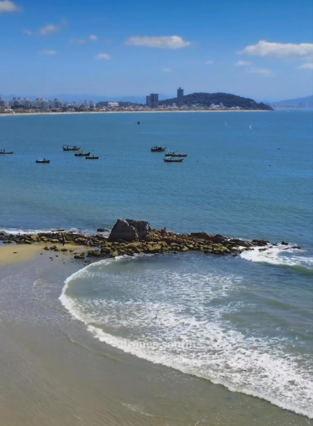 Suítes a 100m da praia e 800m do Beto Carrero