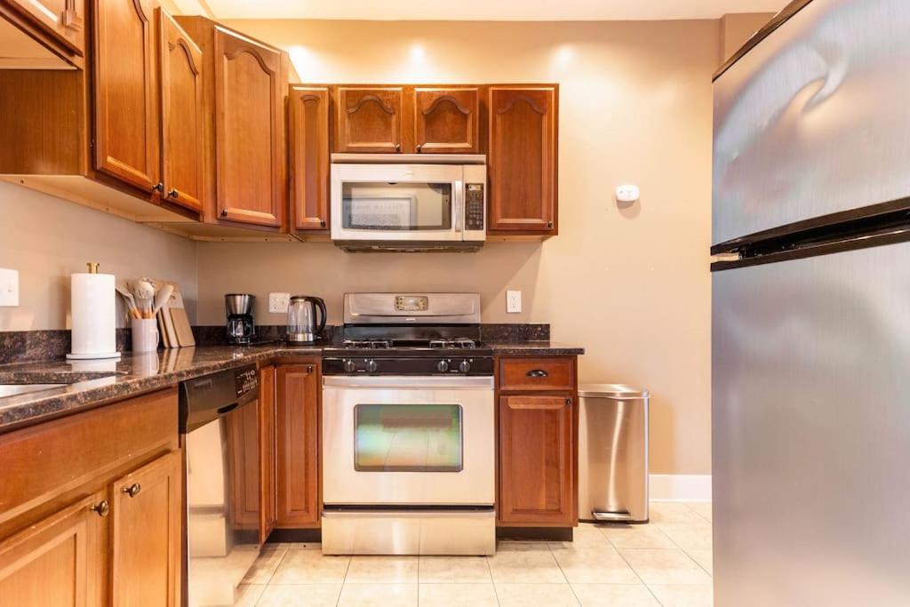 New Haven Vacations - The Brick House Wooster Sq at Yale with Skyline Deck and WD - Property Image 22