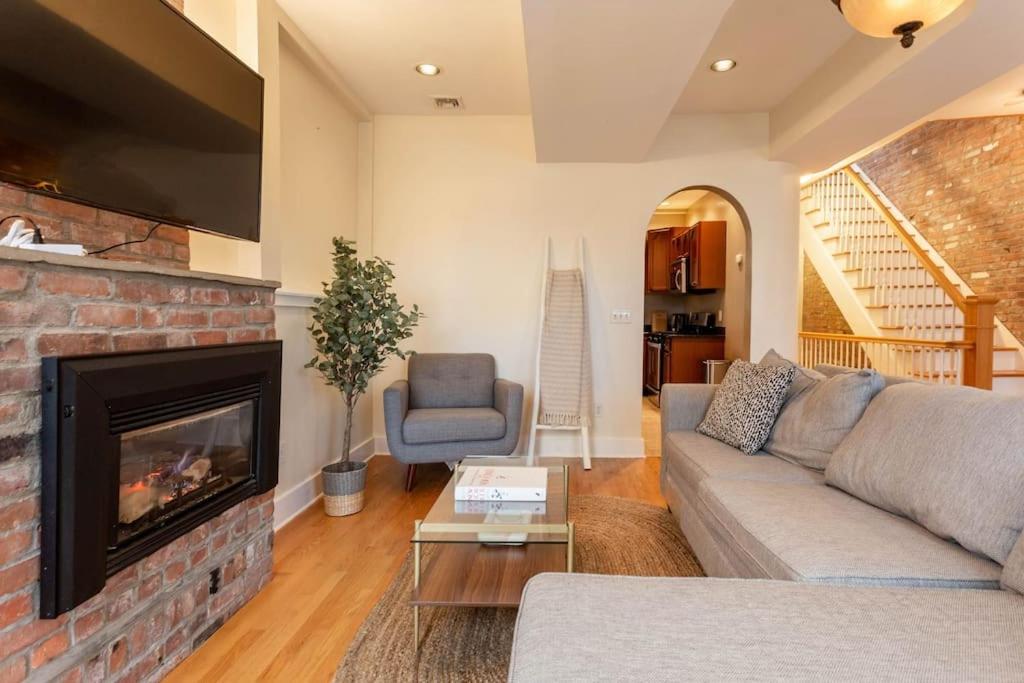 New Haven Vacations - The Brick House Wooster Sq at Yale with Skyline Deck and WD - Property Image 18