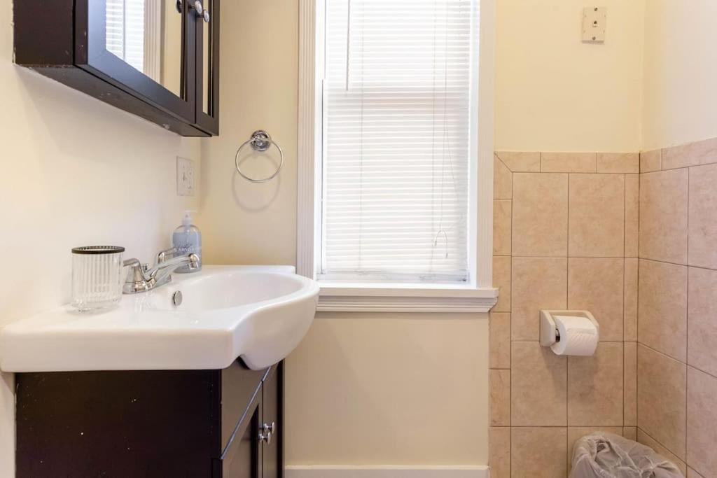 New Haven Vacations - The Brick House Wooster Sq at Yale with Skyline Deck and WD - Property Image 17