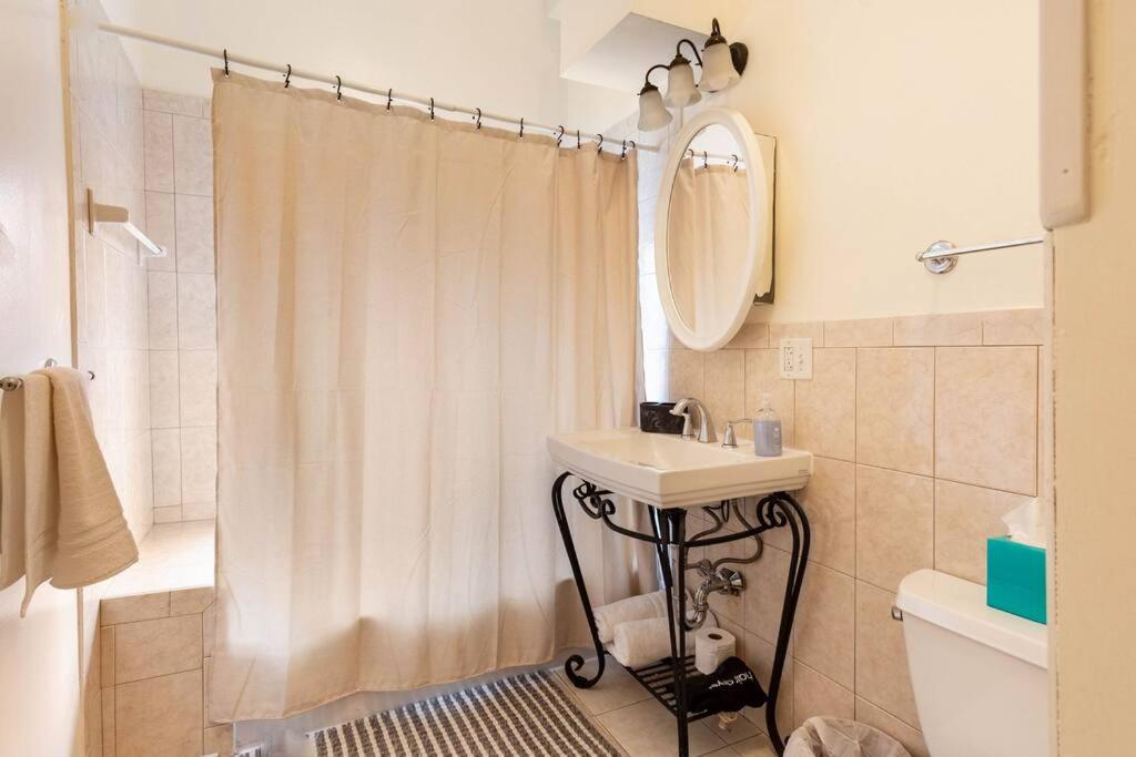 New Haven Vacations - The Brick House Wooster Sq at Yale with Skyline Deck and WD - Property Image 14