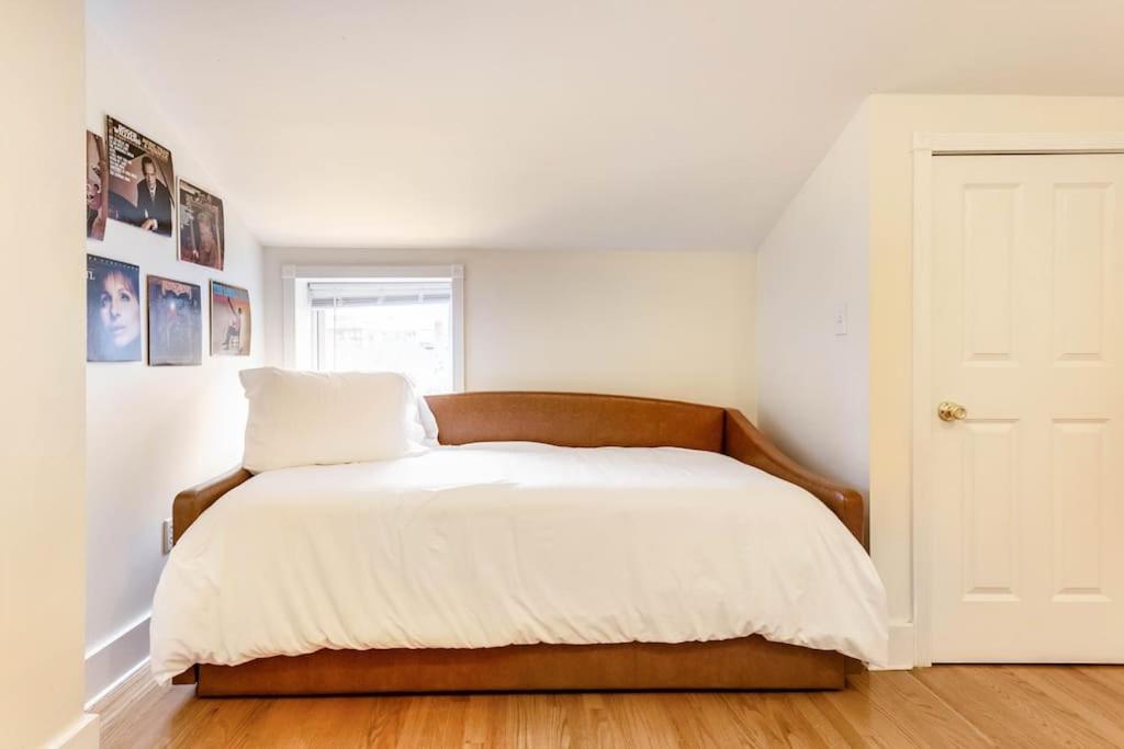 New Haven Vacations - The Brick House Wooster Sq at Yale with Skyline Deck and WD - Property Image 2