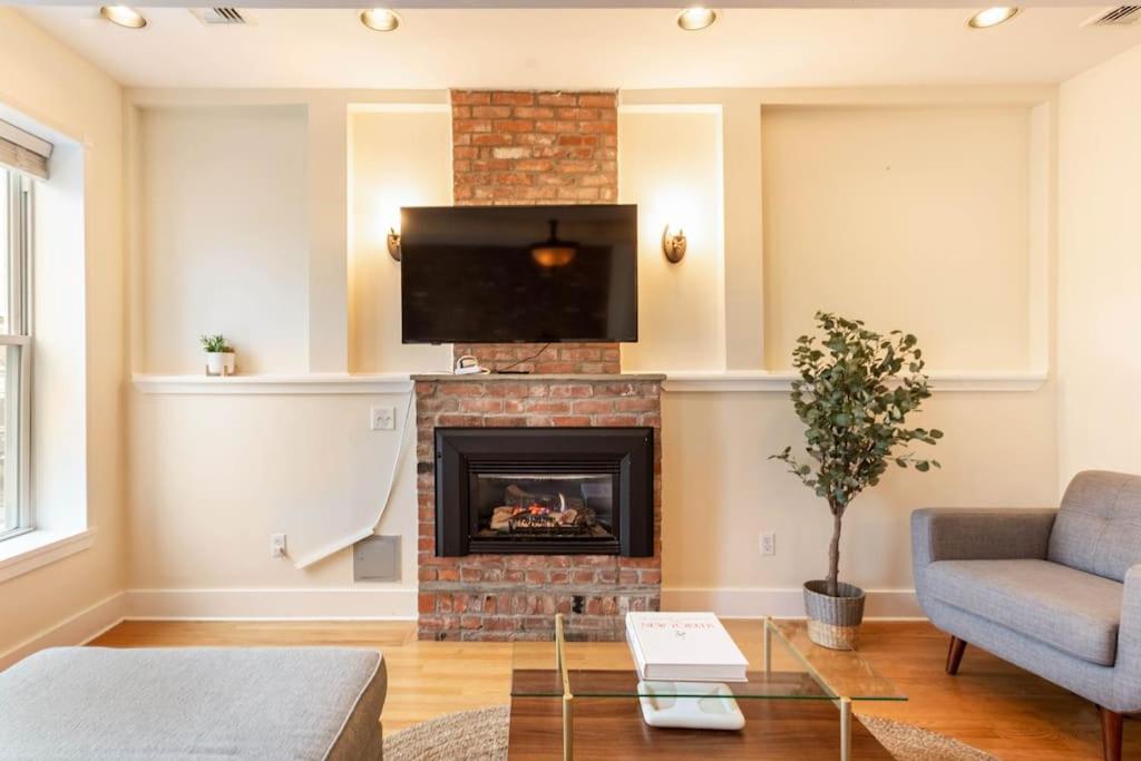 New Haven Vacations - The Brick House Wooster Sq at Yale with Skyline Deck and WD - Property Image 10