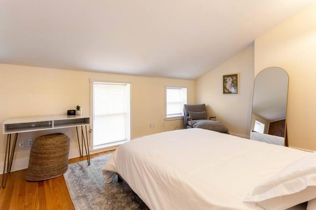 New Haven Vacations - The Brick House Wooster Sq at Yale with Skyline Deck and WD - Property Image 9