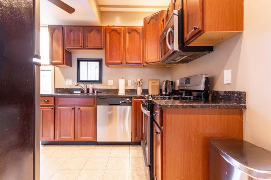 New Haven Vacations - The Brick House Wooster Sq at Yale with Skyline Deck and WD - Property Image 7