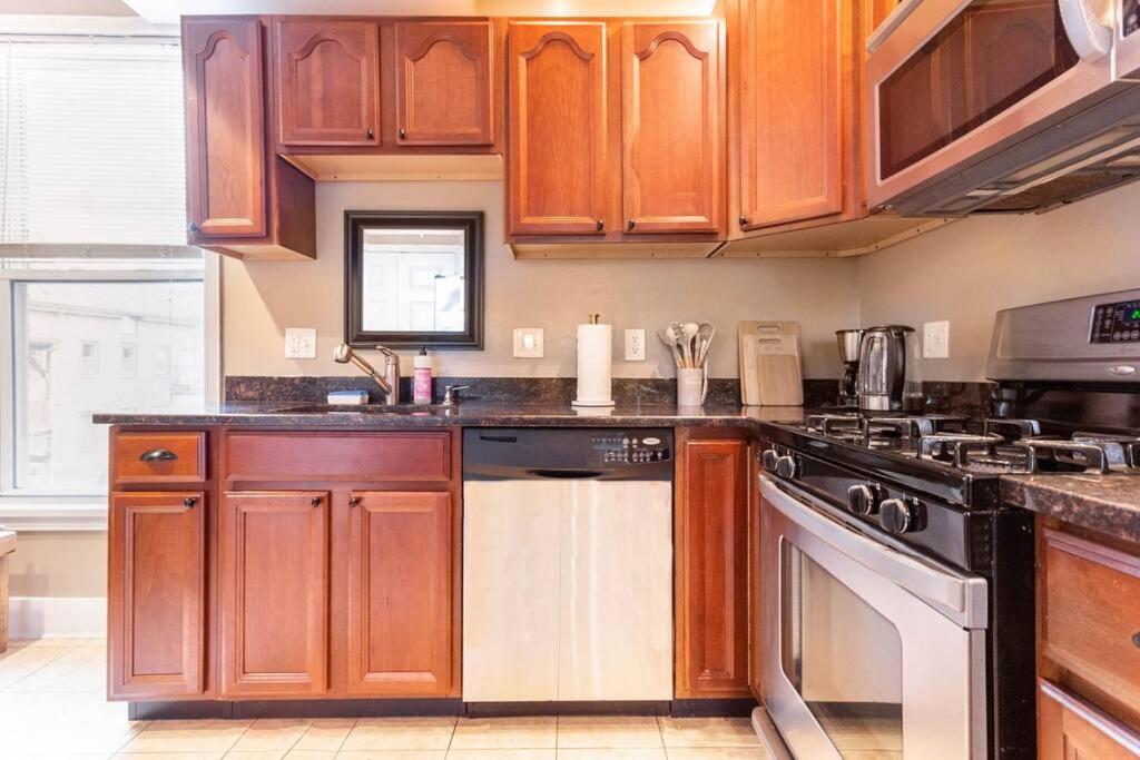 New Haven Vacations - The Brick House Wooster Sq at Yale with Skyline Deck and WD - Property Image 3