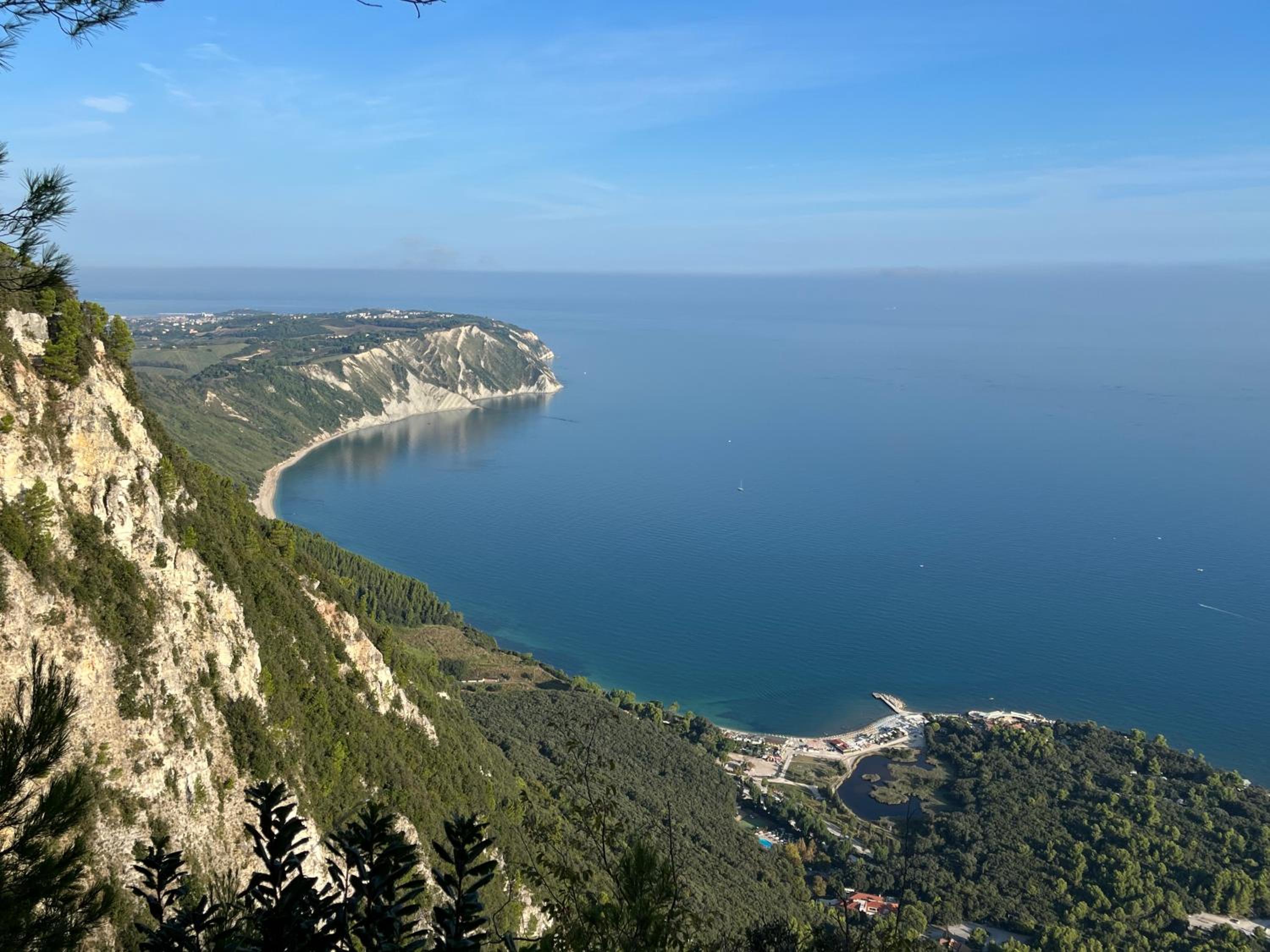 FONTE D'OLIO CONERO RELAIS