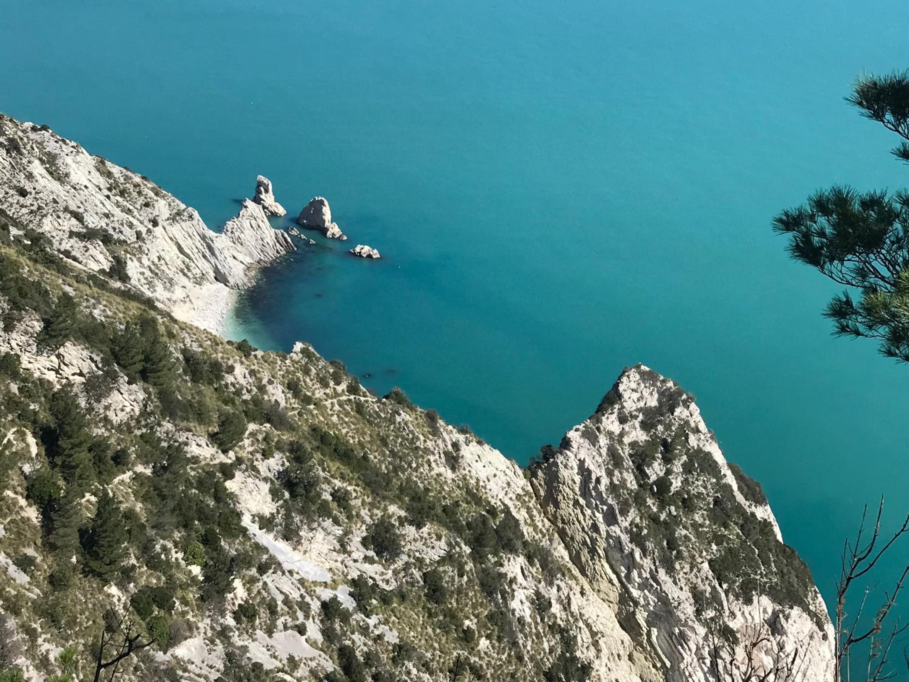 FONTE D'OLIO CONERO RELAIS
