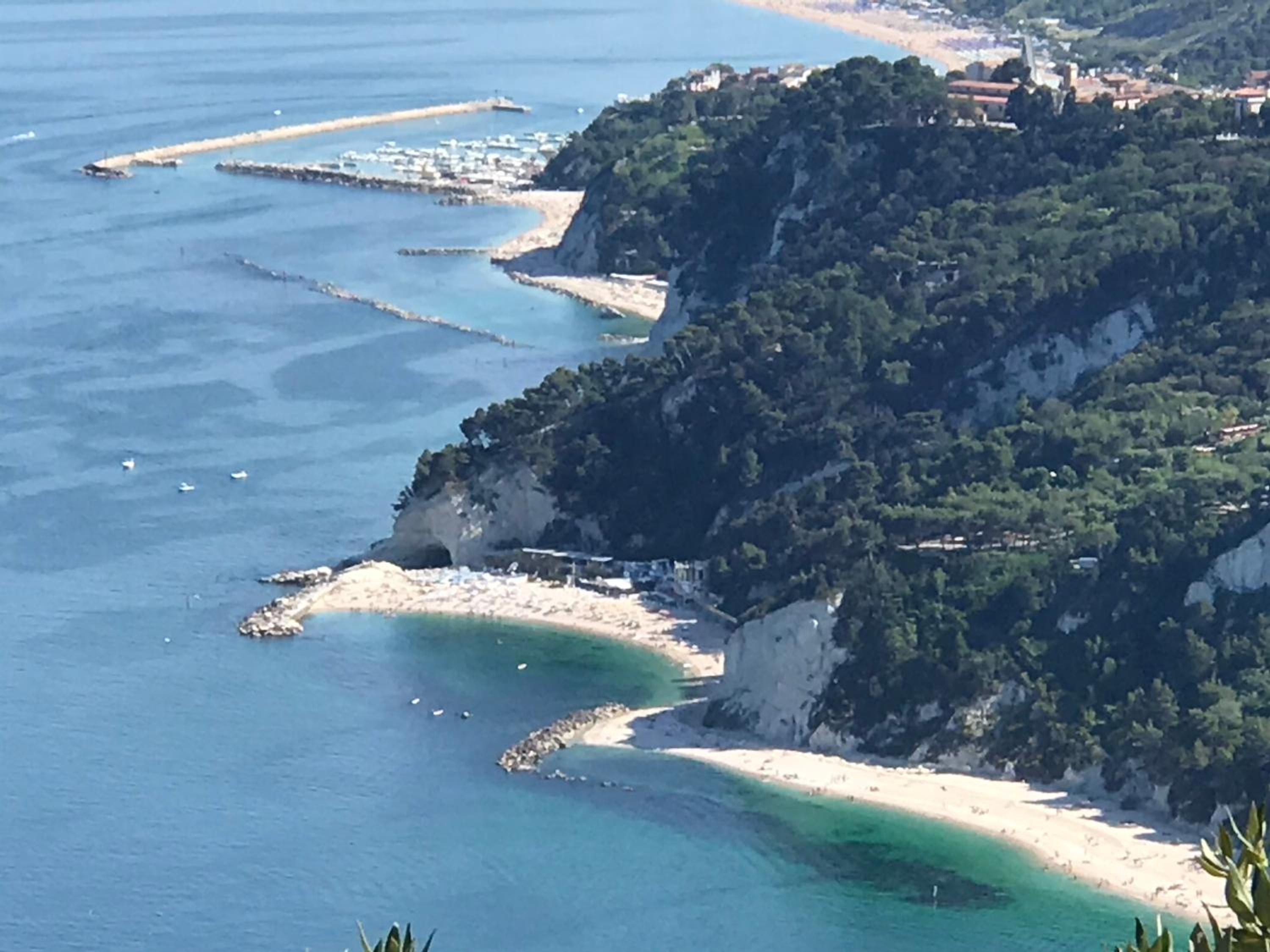 FONTE D'OLIO CONERO RELAIS