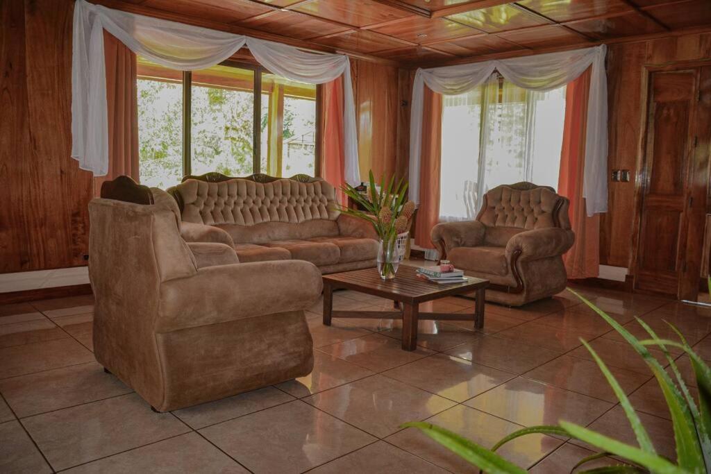 La Fortuna Country House