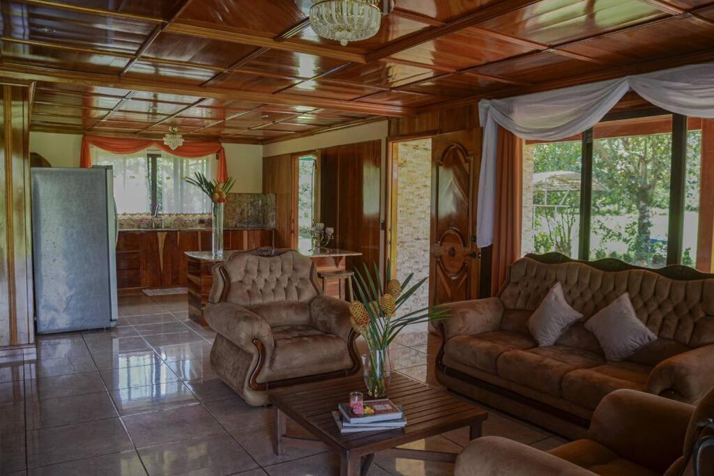 La Fortuna Country House