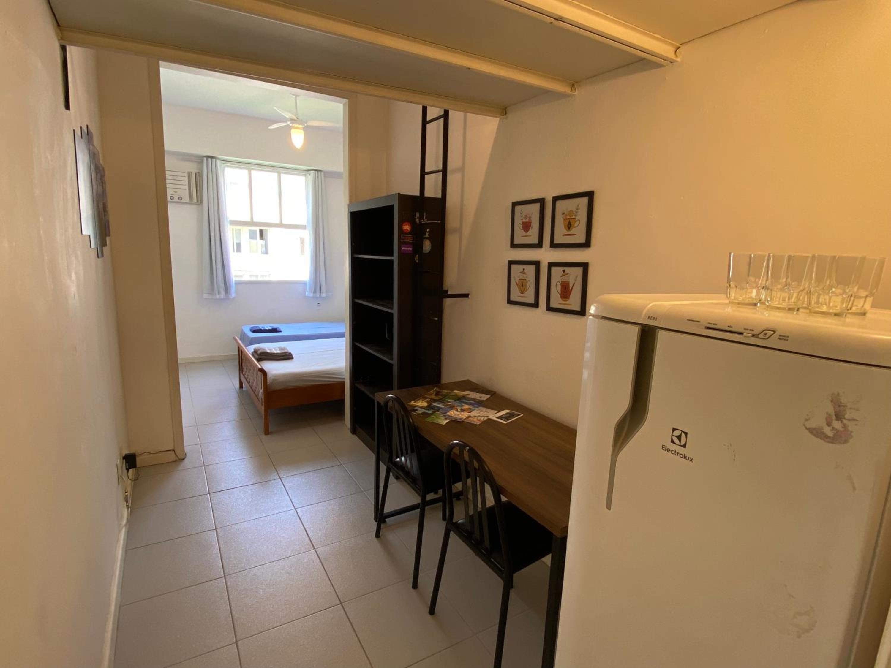 STUDIO COMPLETO na praia de COPACABANA, perto Ipanema Gal Osório, com ar, wifi, netflix, até 3 pessoas, pauloangerami SF138