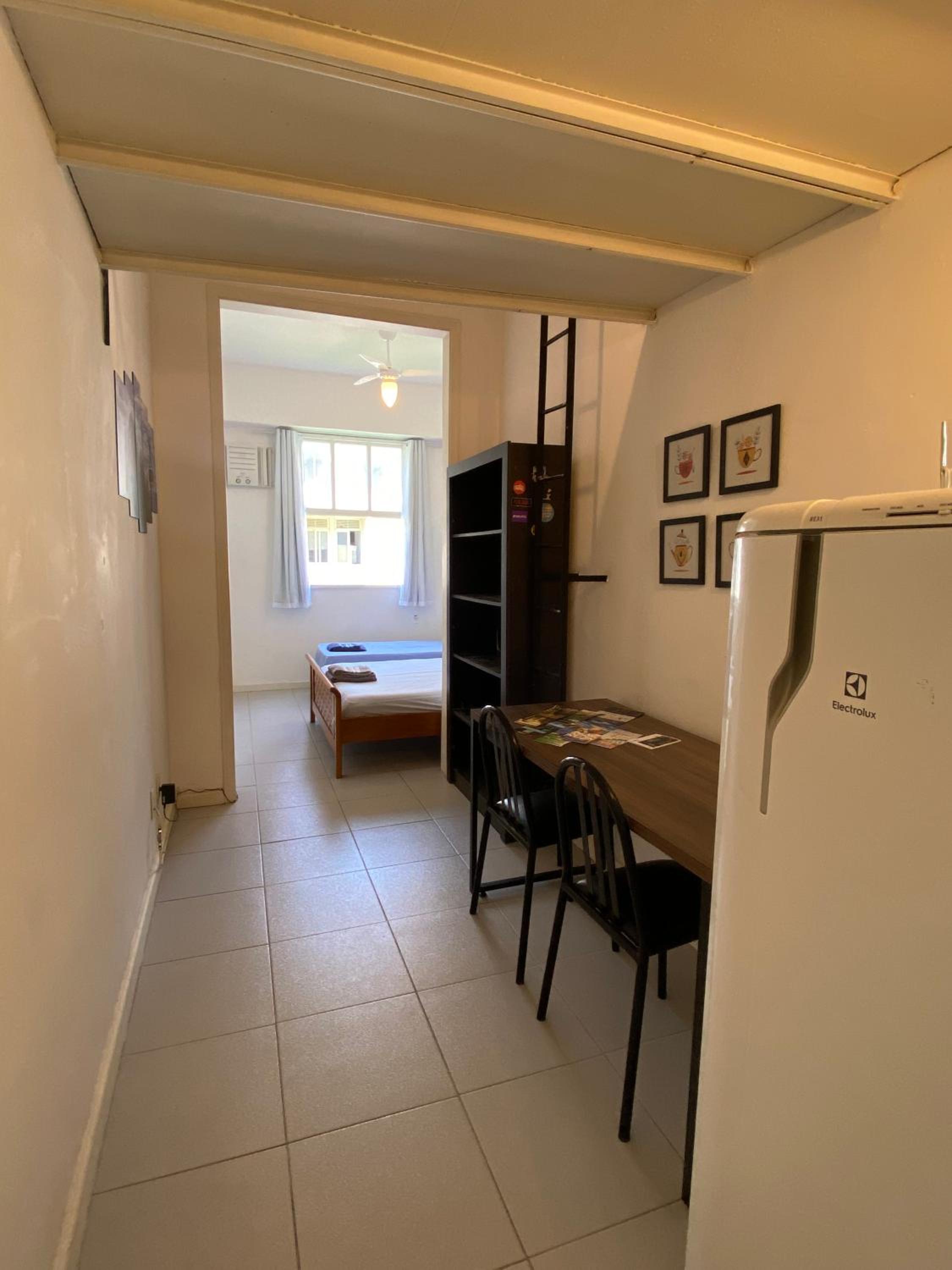STUDIO COMPLETO na praia de COPACABANA, perto Ipanema Gal Osório, com ar, wifi, netflix, até 3 pessoas, pauloangerami SF138